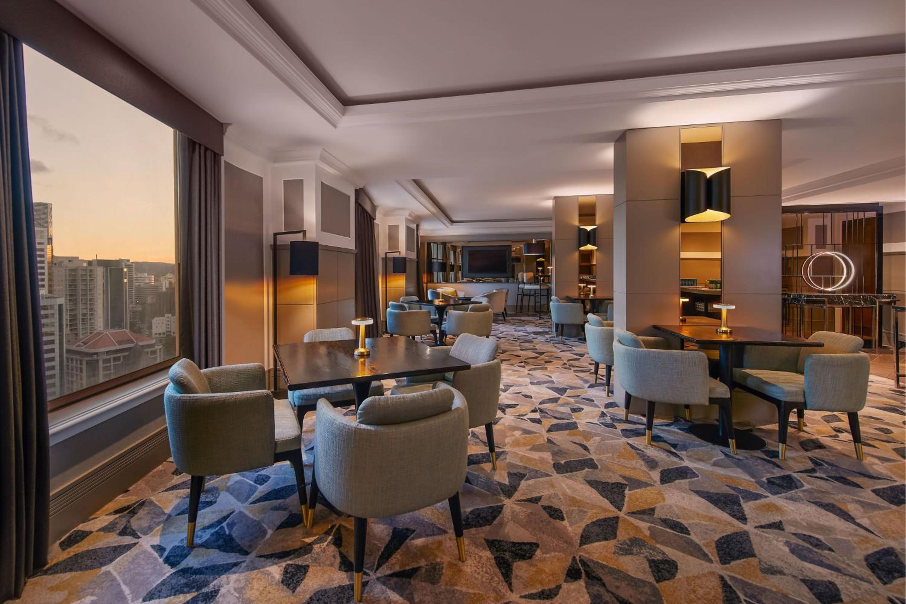 Executive level, Guest Room, 1 King, City View, High Floor - Photo 3