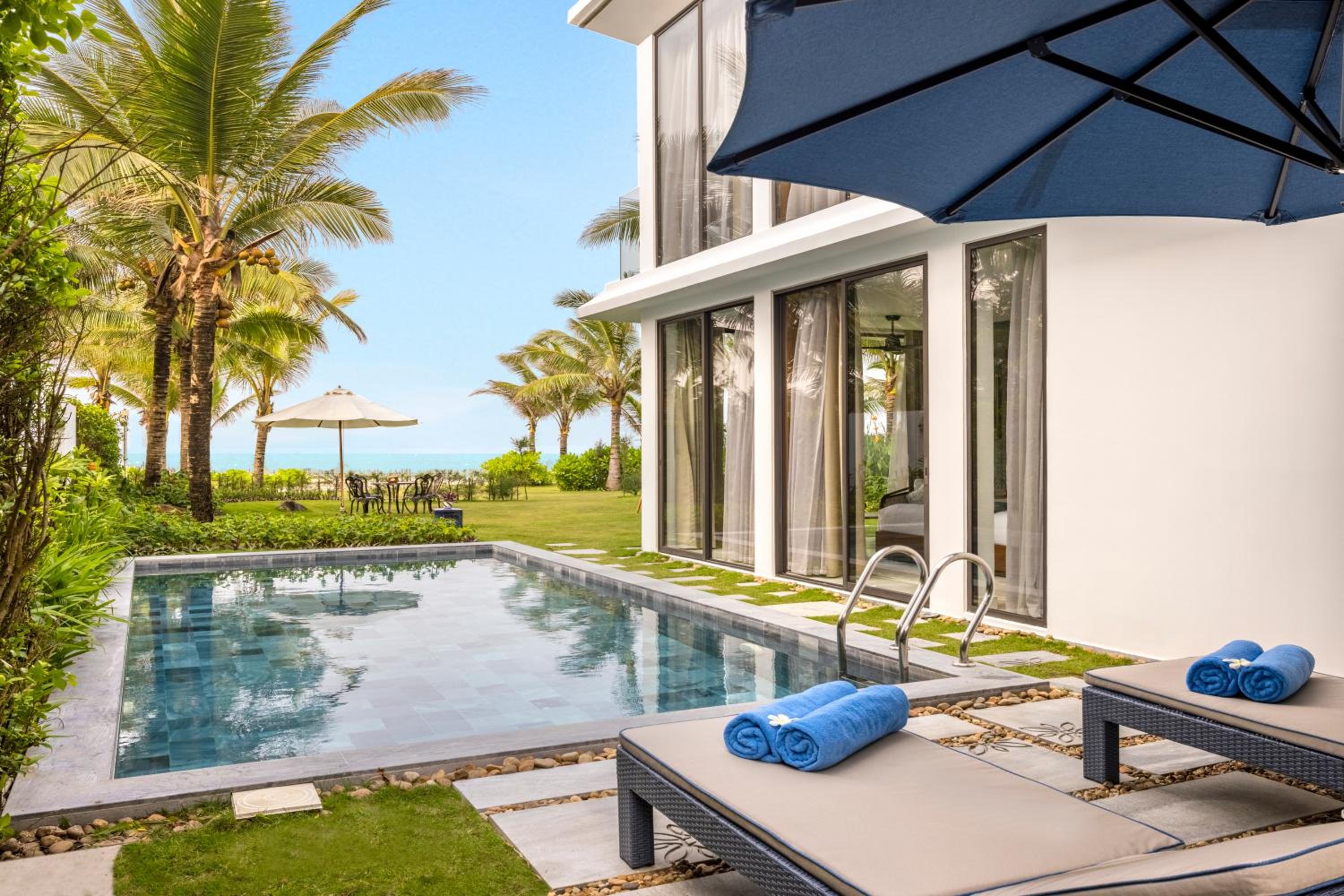 Three-Bedroom Villa with Private Pool - Beachfront - Photo 20