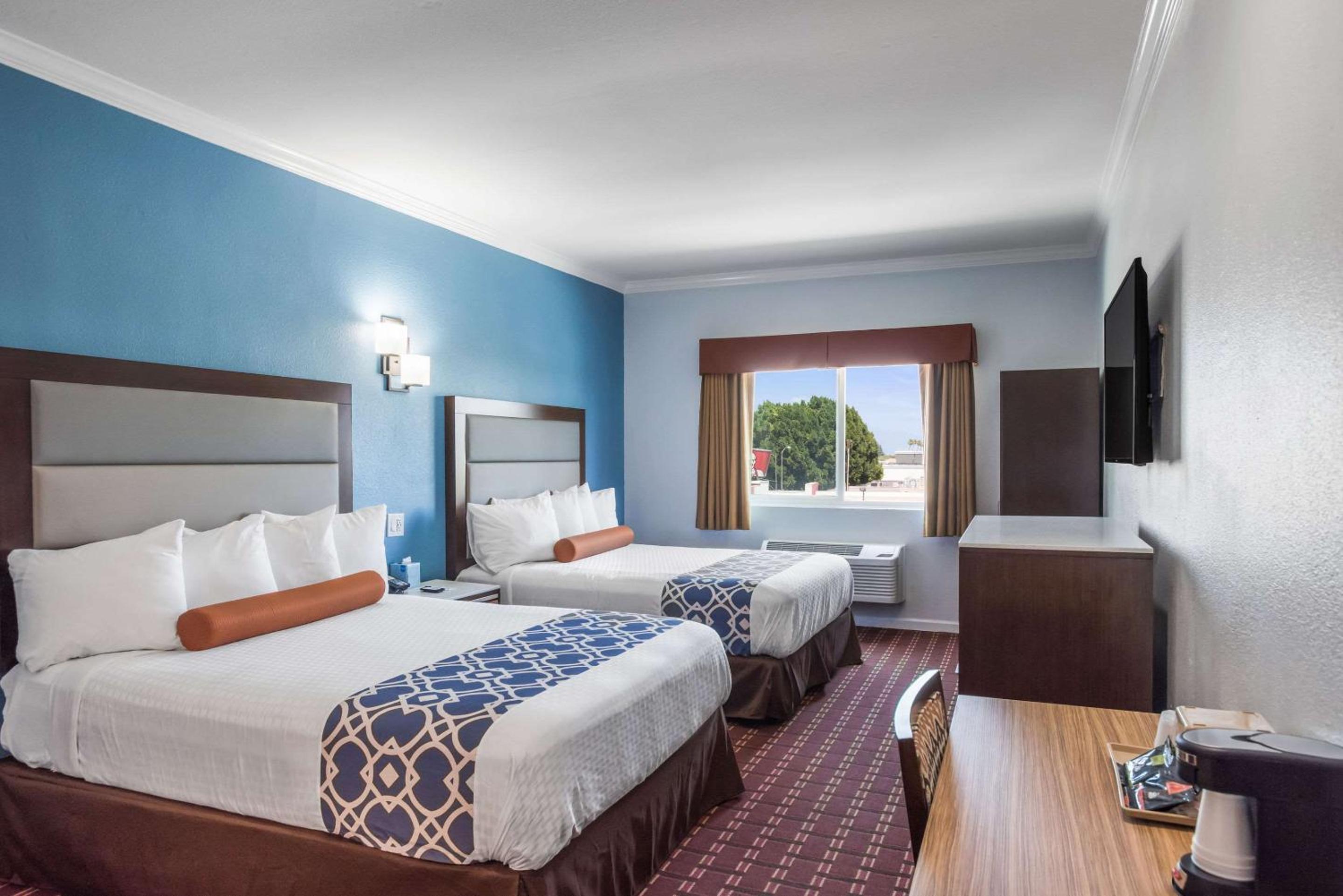 Queen Room with Two Queen Beds - Non-Smoking - Photo 1