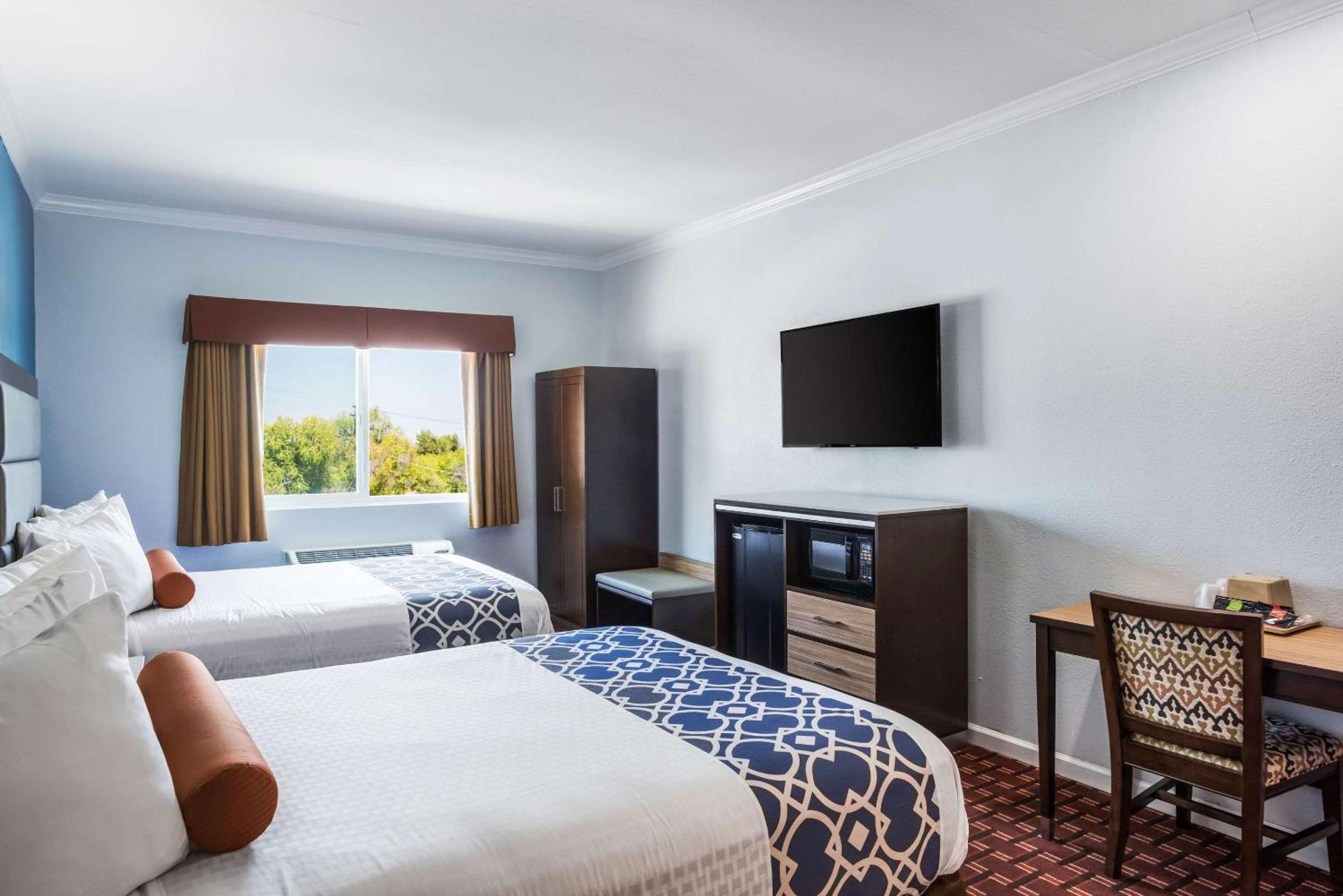 Queen Room with Two Queen Beds - Non-Smoking - Photo 12
