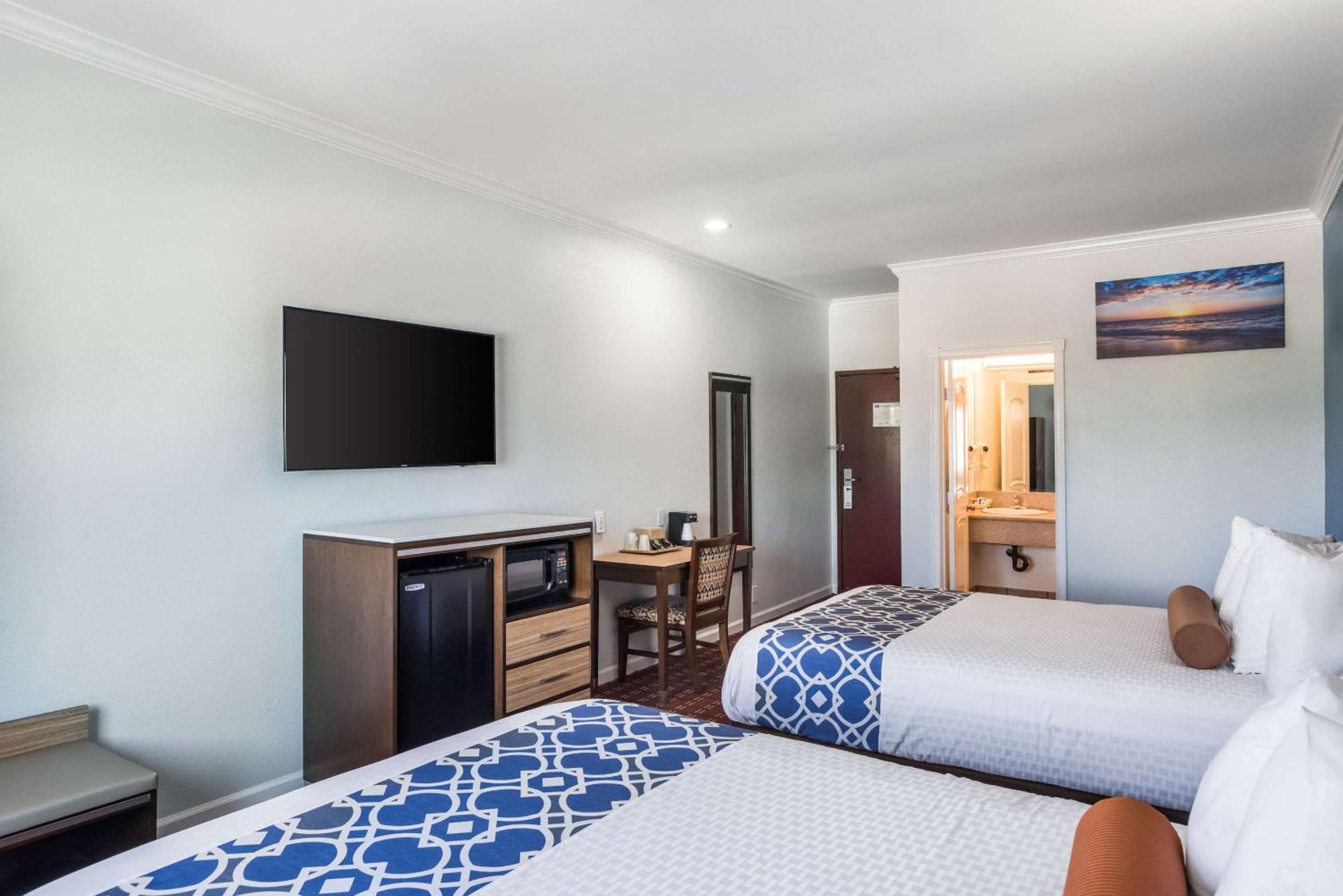 Queen Room with Two Queen Beds - Non-Smoking - Photo 2