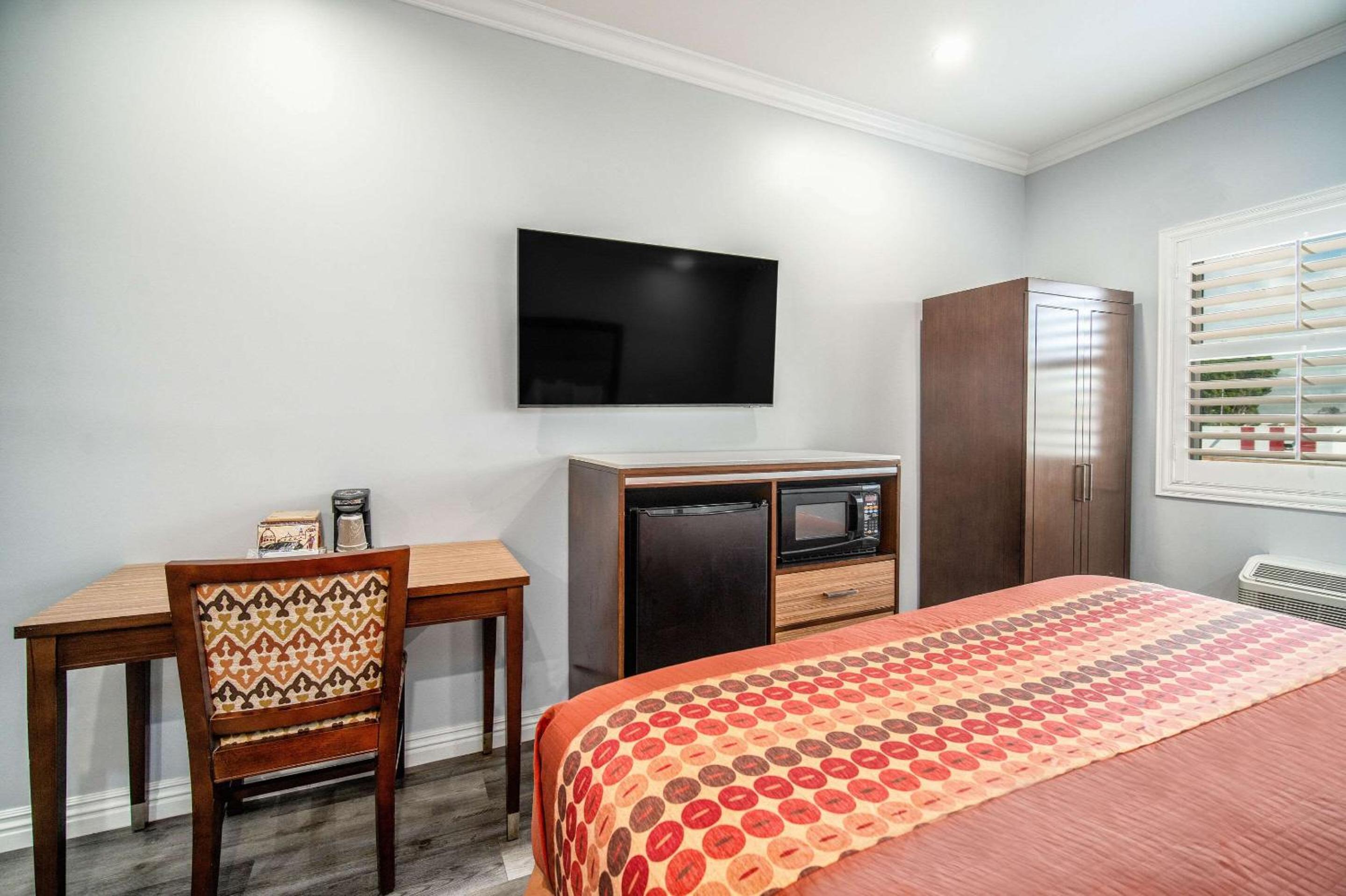King Room - Non-Smoking - Photo 10