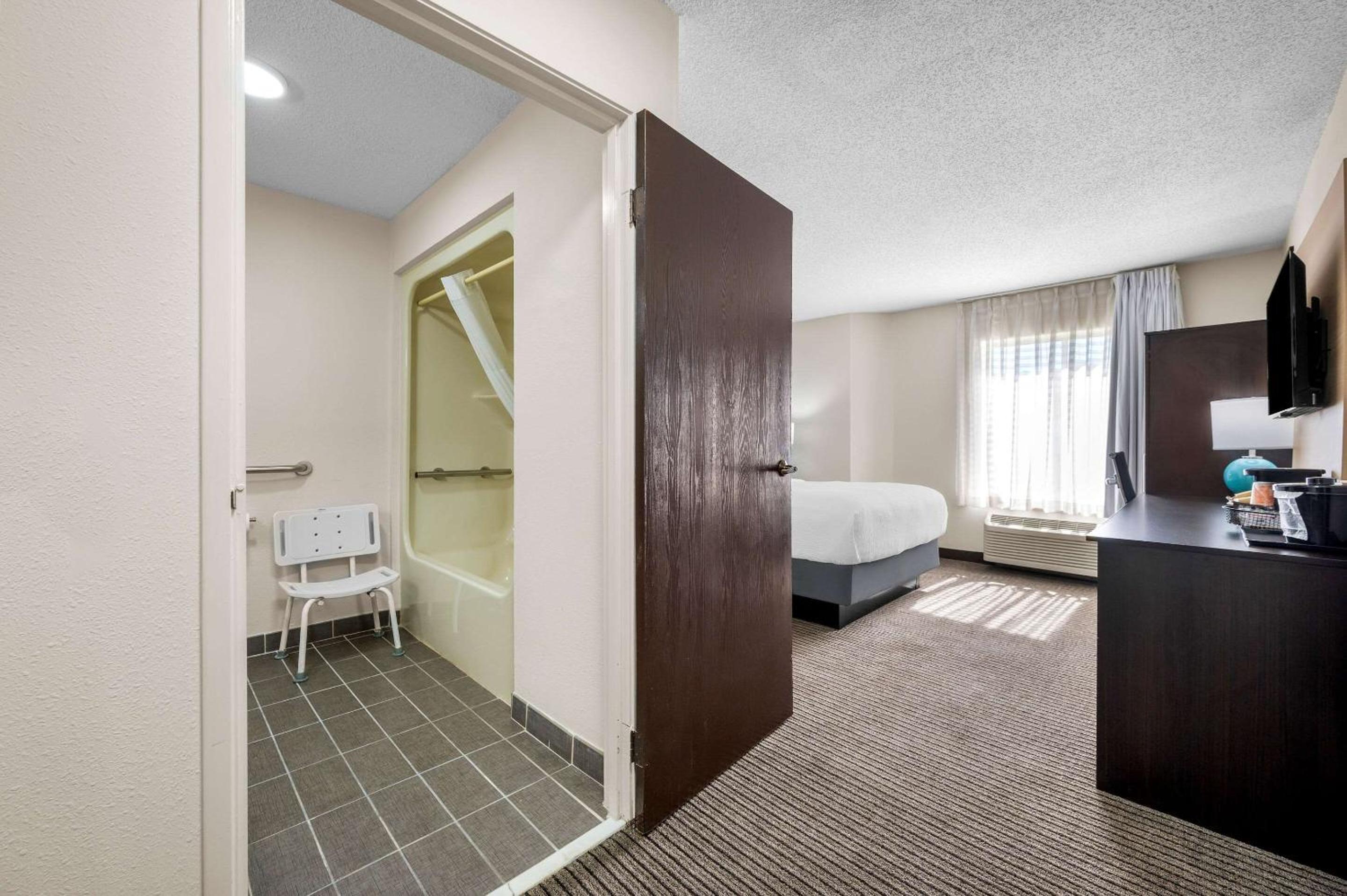 Queen Room - Disability Access/Non-Smoking photo 2