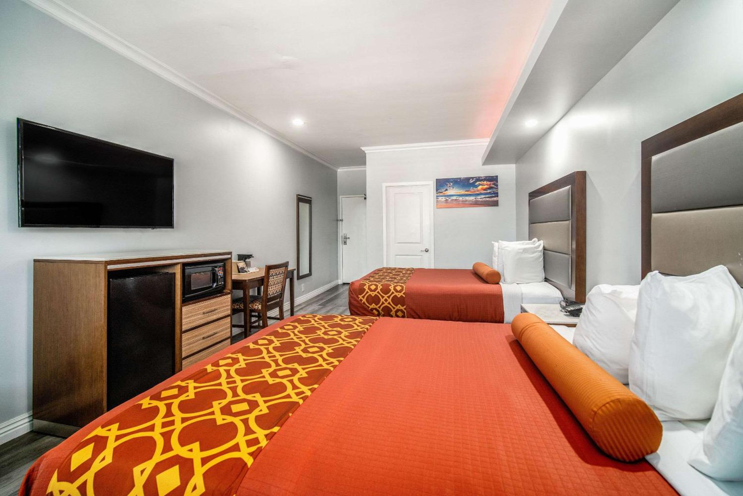 Queen Room with Two Queen Beds - Non-Smoking - Photo 4