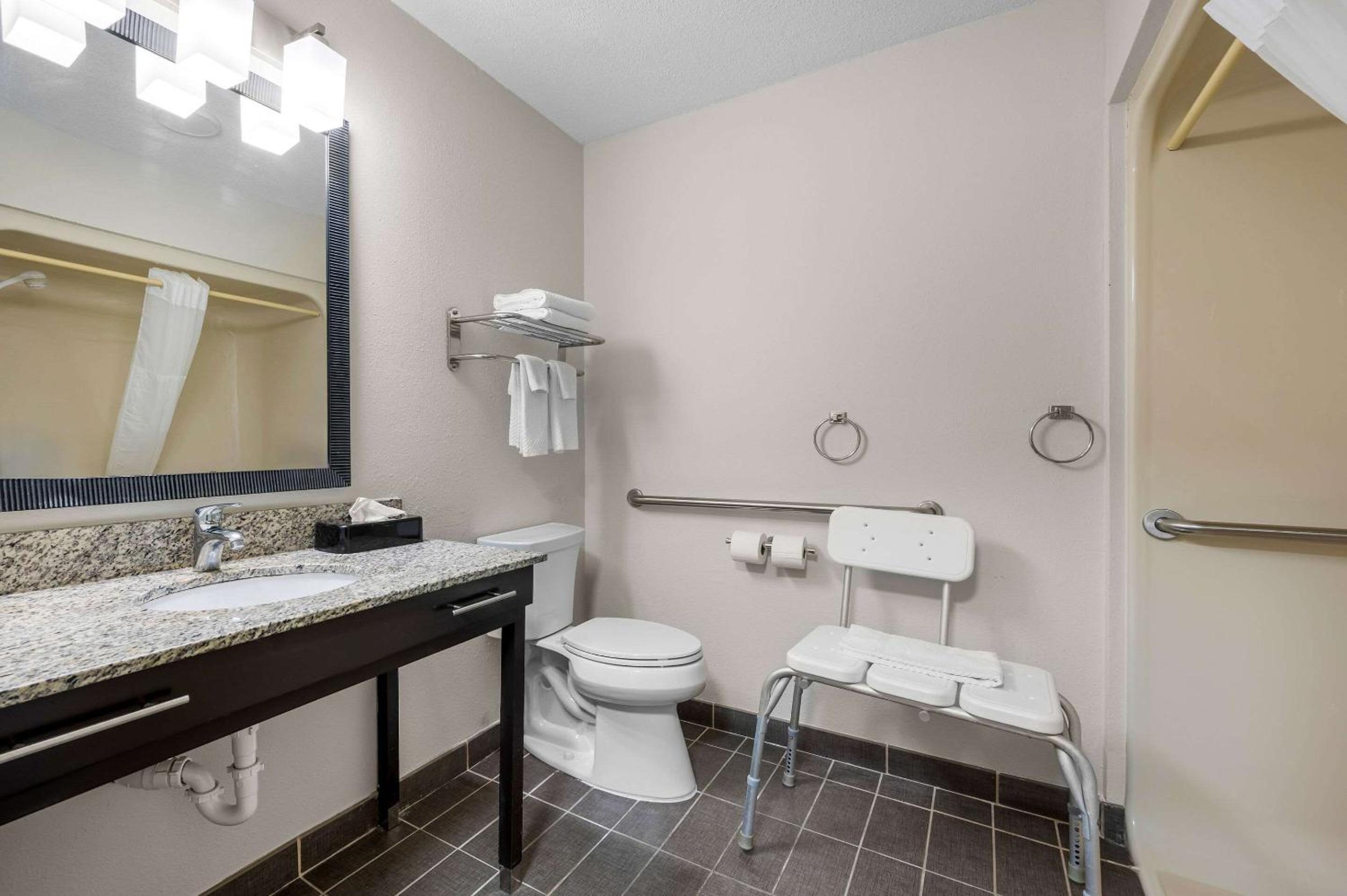 Queen Room - Disability Access/Non-Smoking photo 3