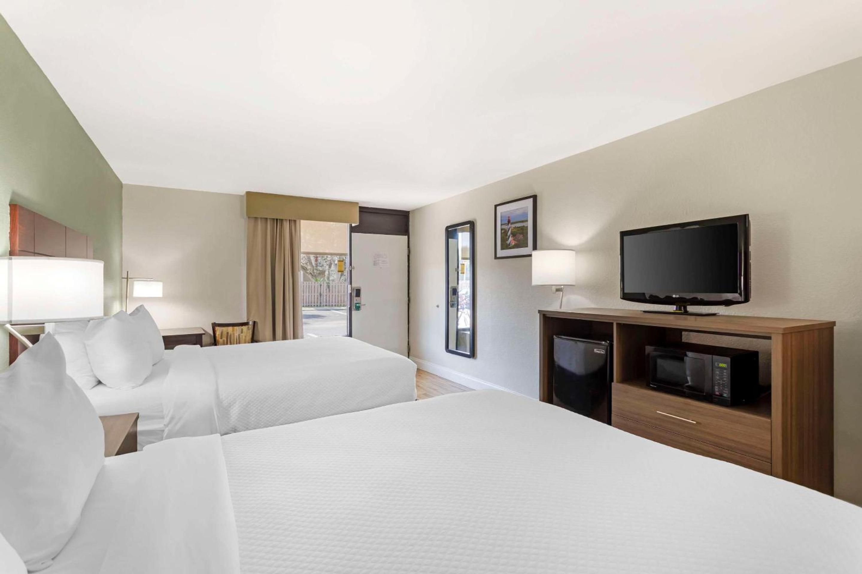 Double Room with Two Double Beds - Non-Smoking - Photo 7