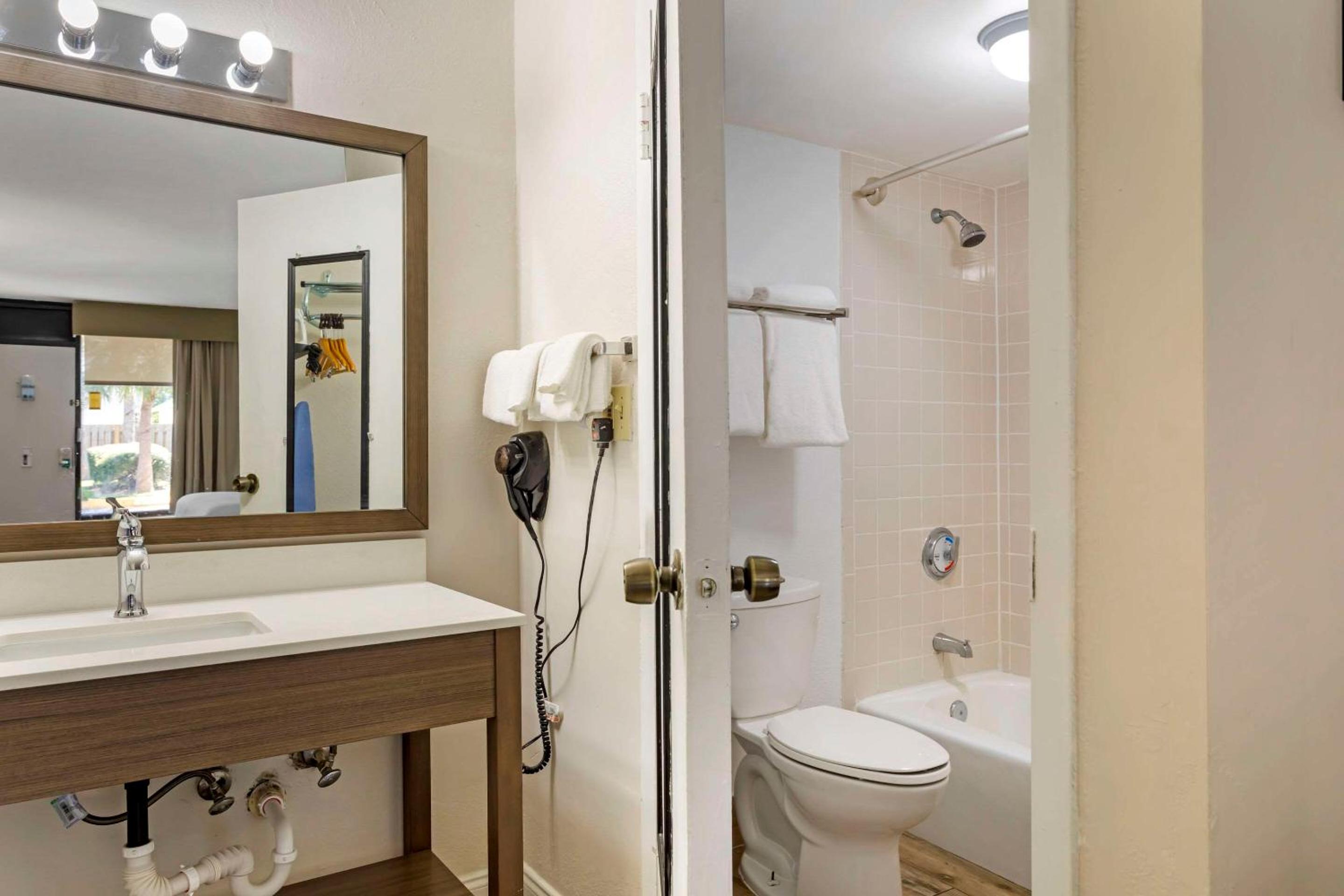 Double Room with Two Double Beds - Non-Smoking - Photo 6