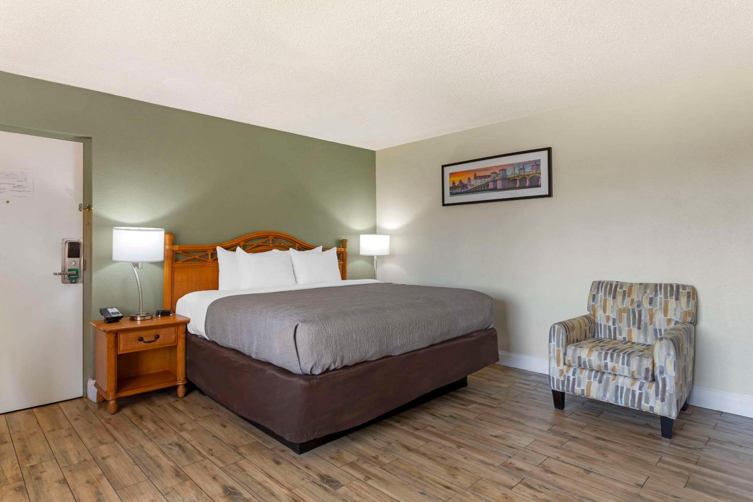 Standard King Room - Non-Smoking  - Photo 1