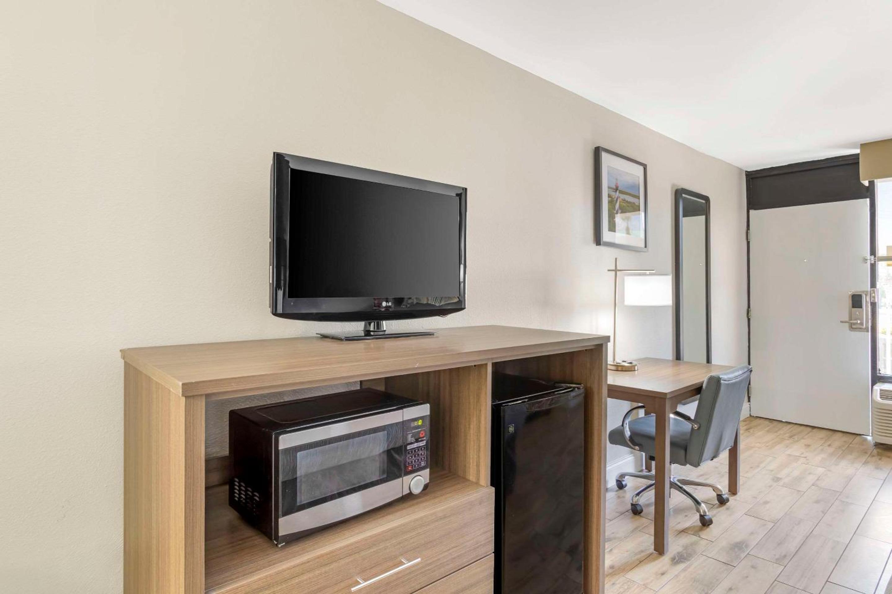 Double Room with Two Double Beds - Non-Smoking - Photo 11