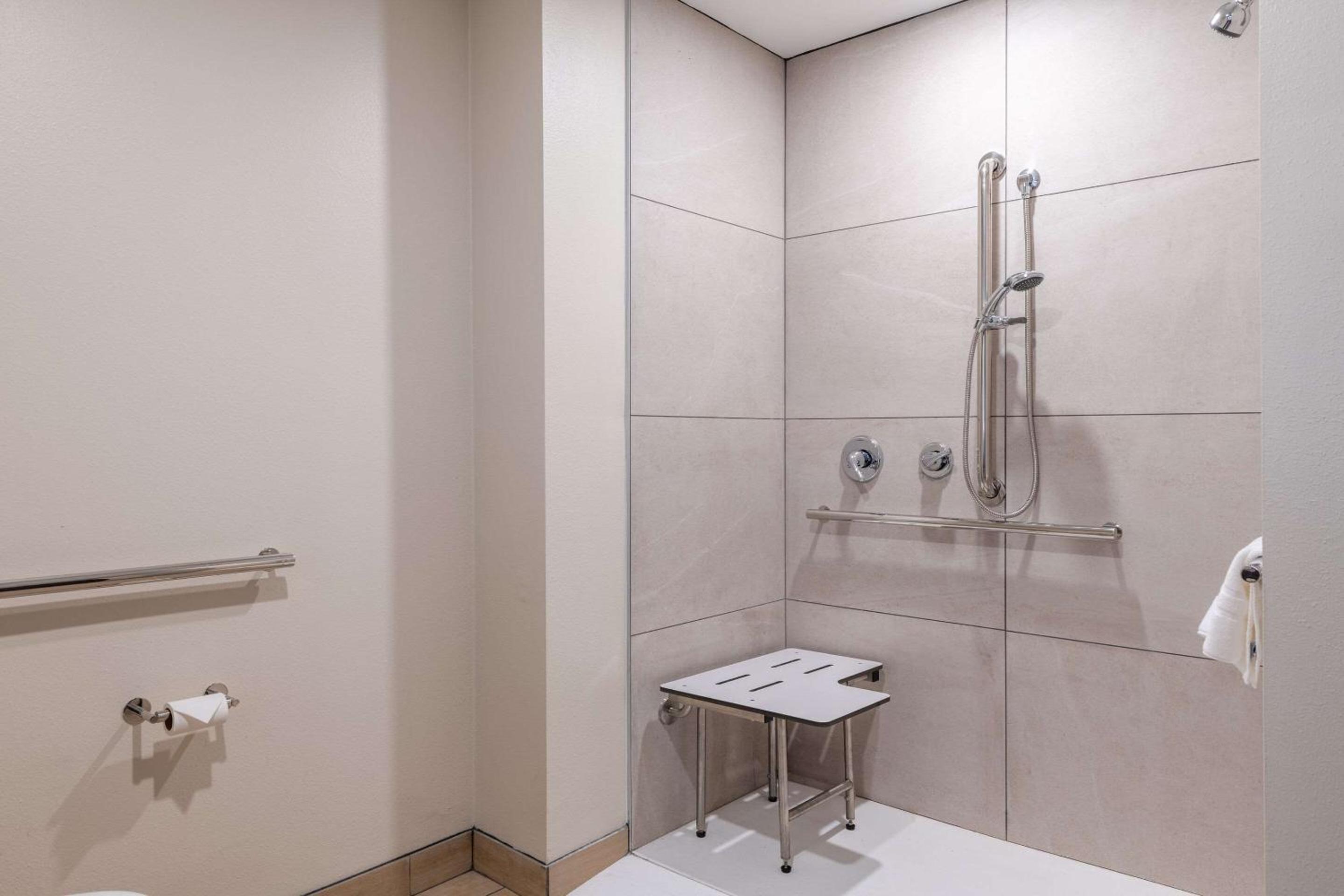 Efficiency King Suite Upgrade - Accessible/Non-Smoking photo 2