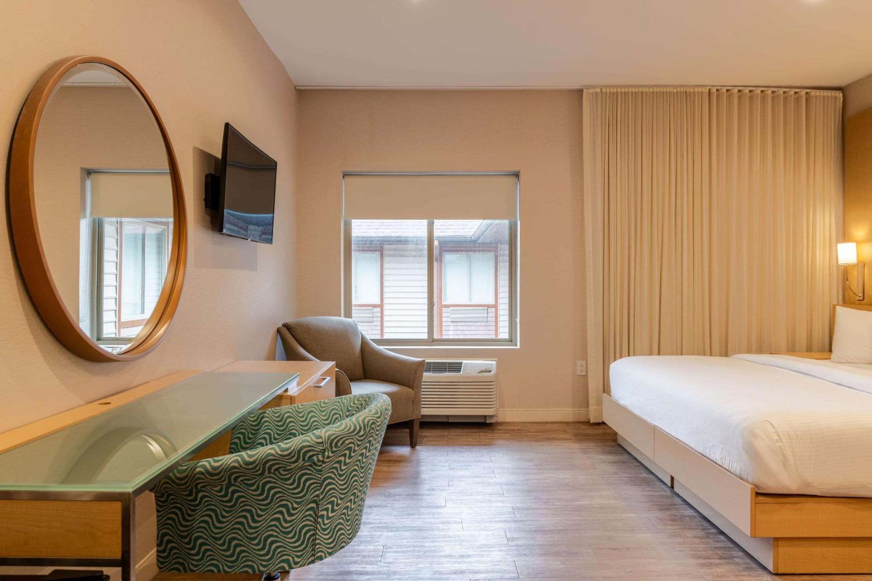 King Room - Accessible/Non-Smoking photo 3