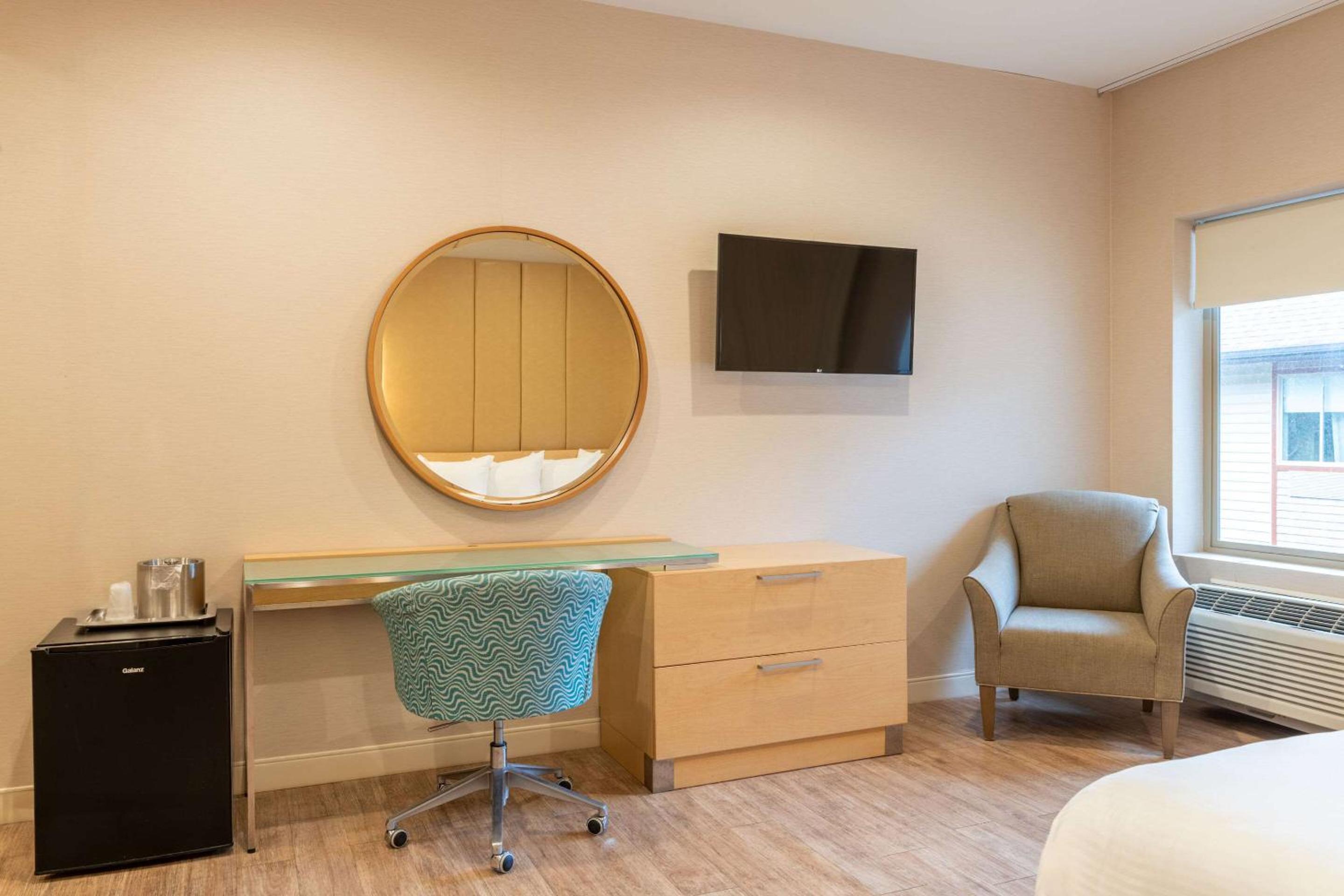 King Room - Accessible/Non-Smoking photo 2