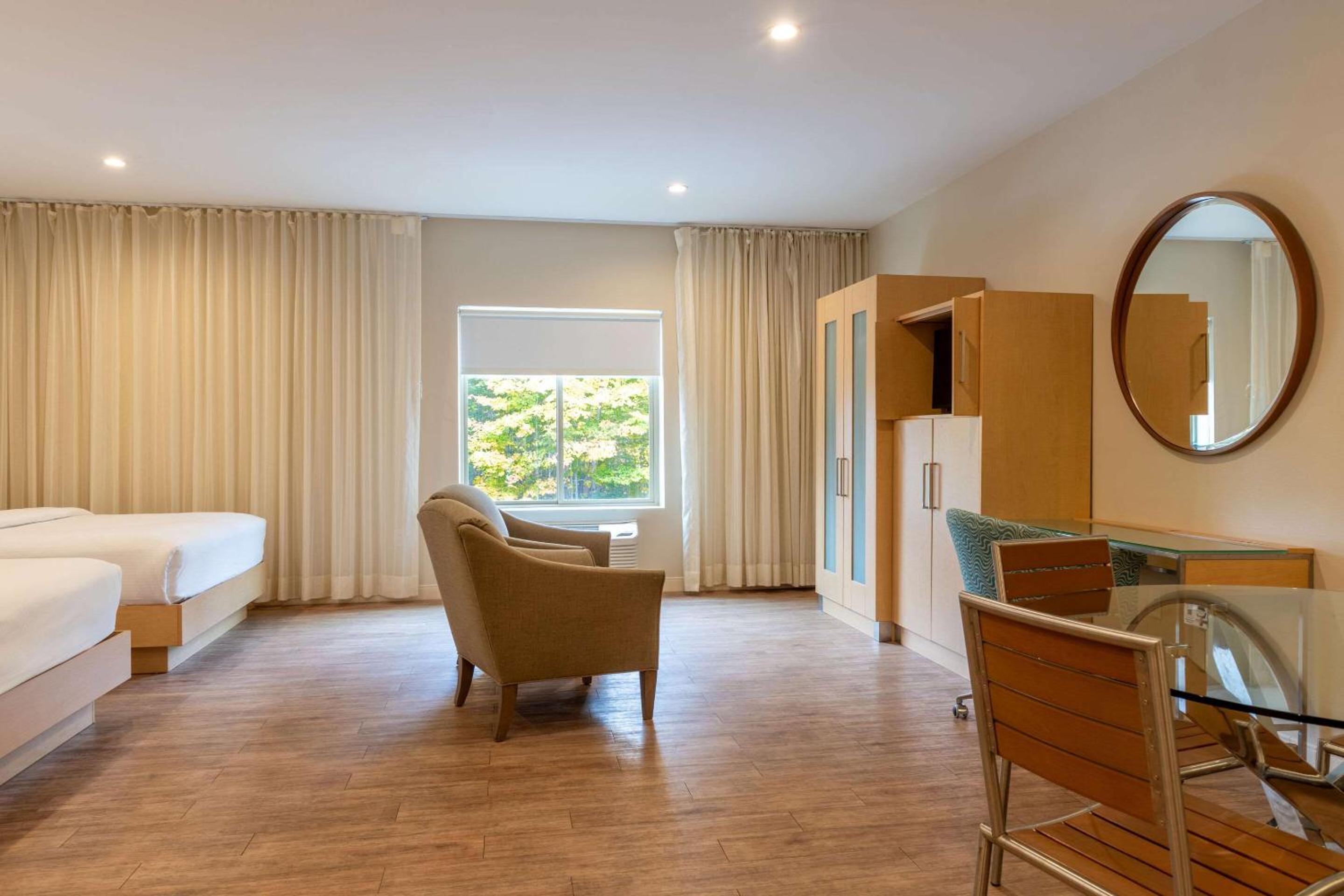 Queen Suite with Two Queen Beds - Non-Smoking