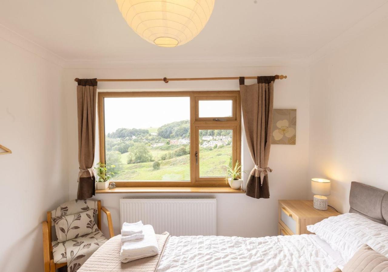 Five-Bedroom House photo 2
