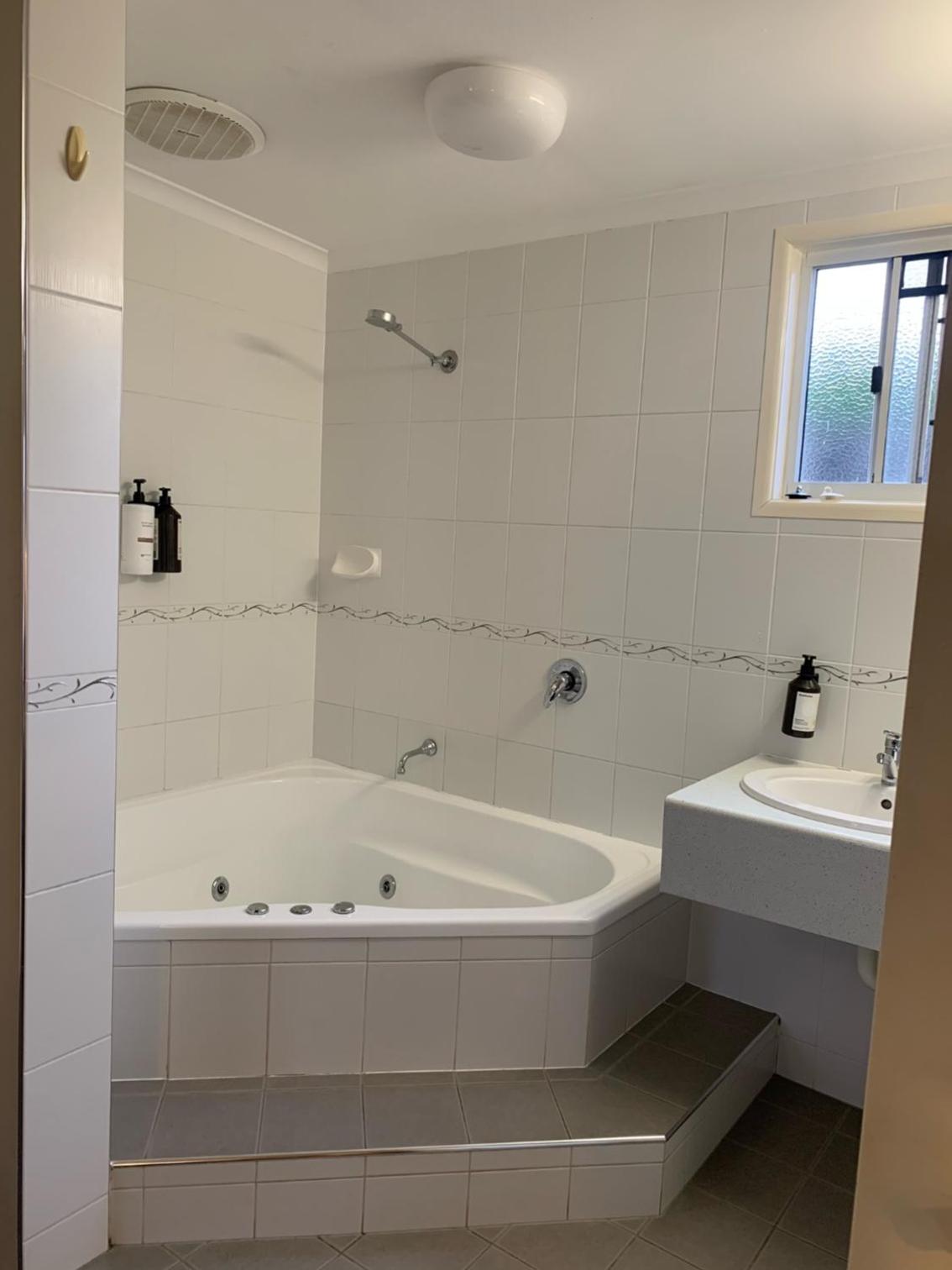 Queen Room with Spa Bath photo 2