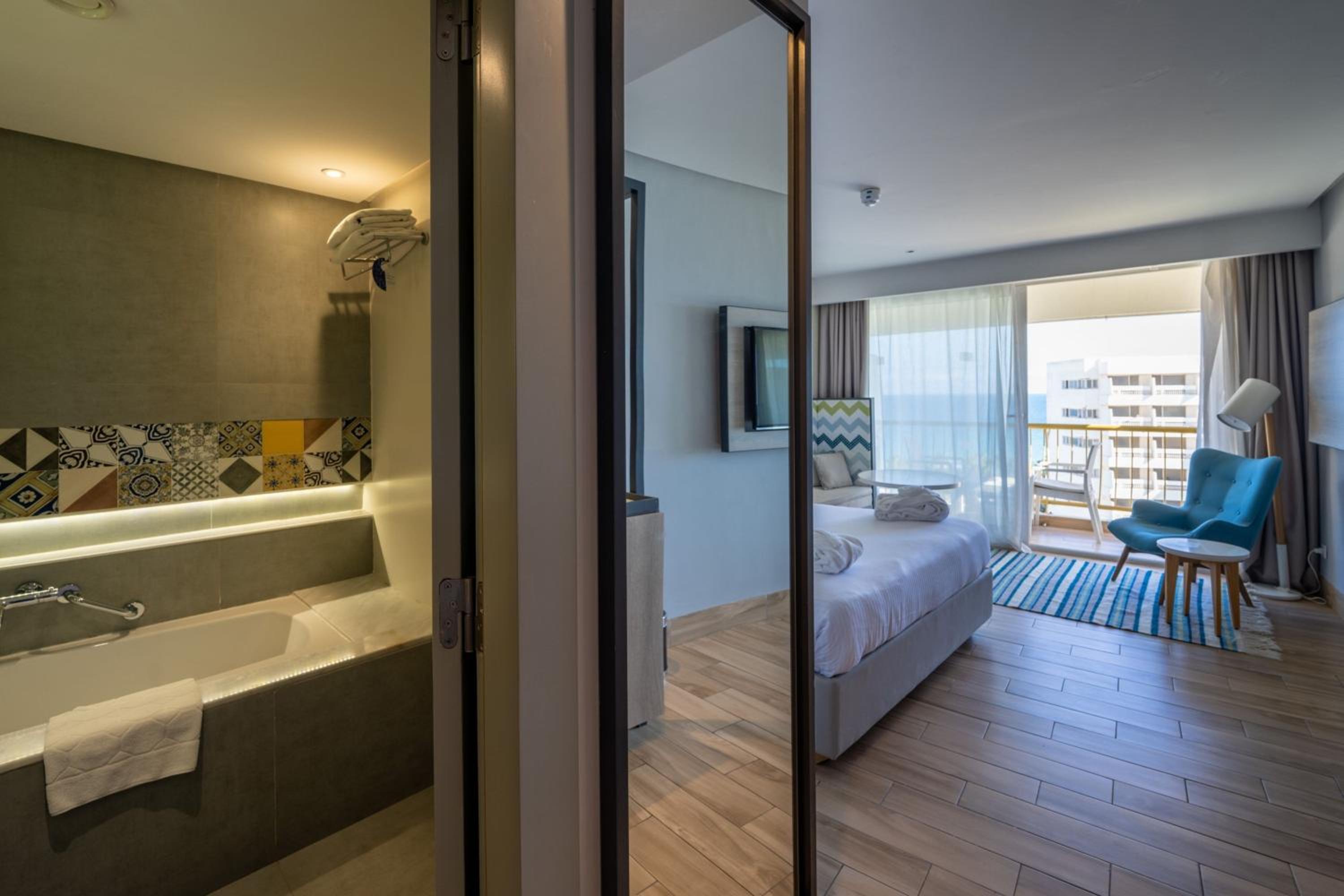 Guest room, 1 King, Partial sea view, Balcony thumbnail 5