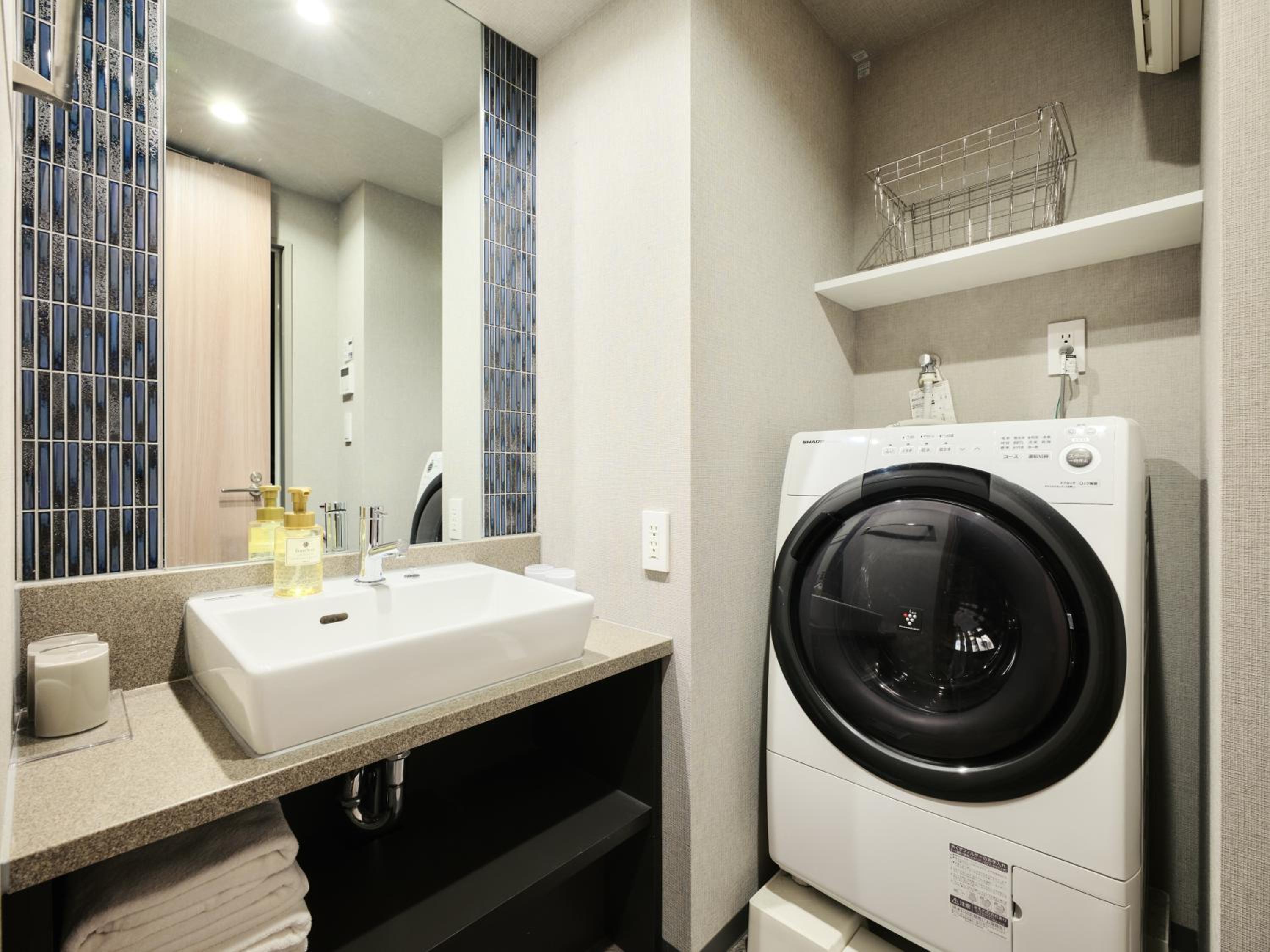 Superior Family Room with Washing Machine photo 3