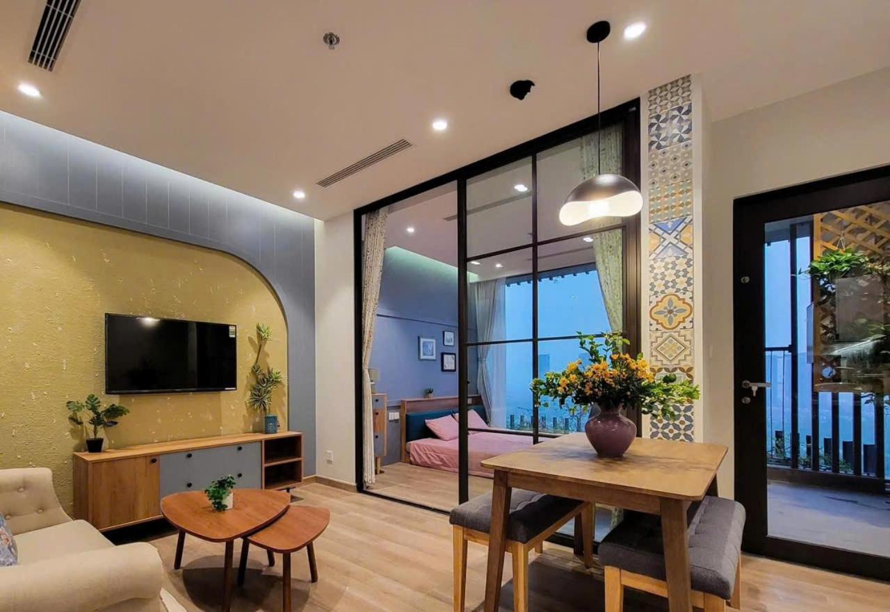 One-Bedroom Apartment with Lake View