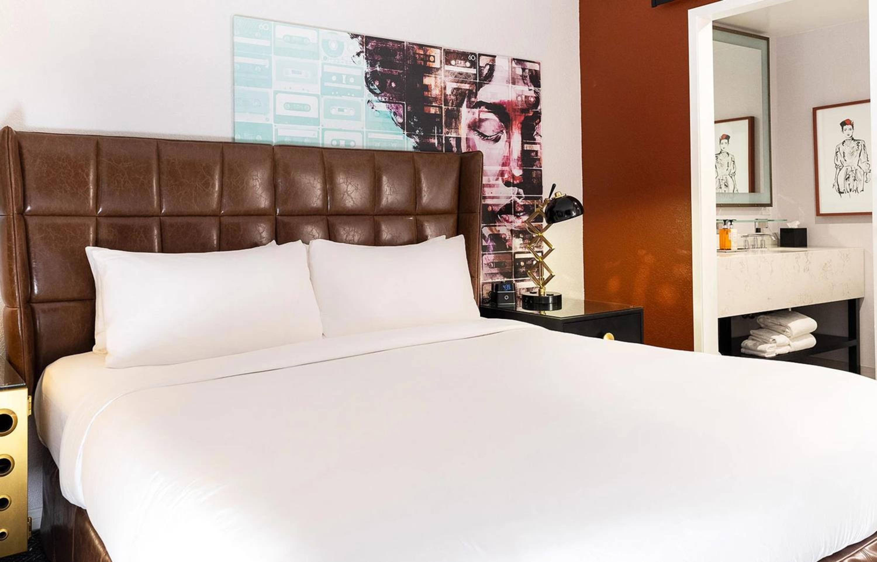 Premier King Suite with Balcony - Photo 5