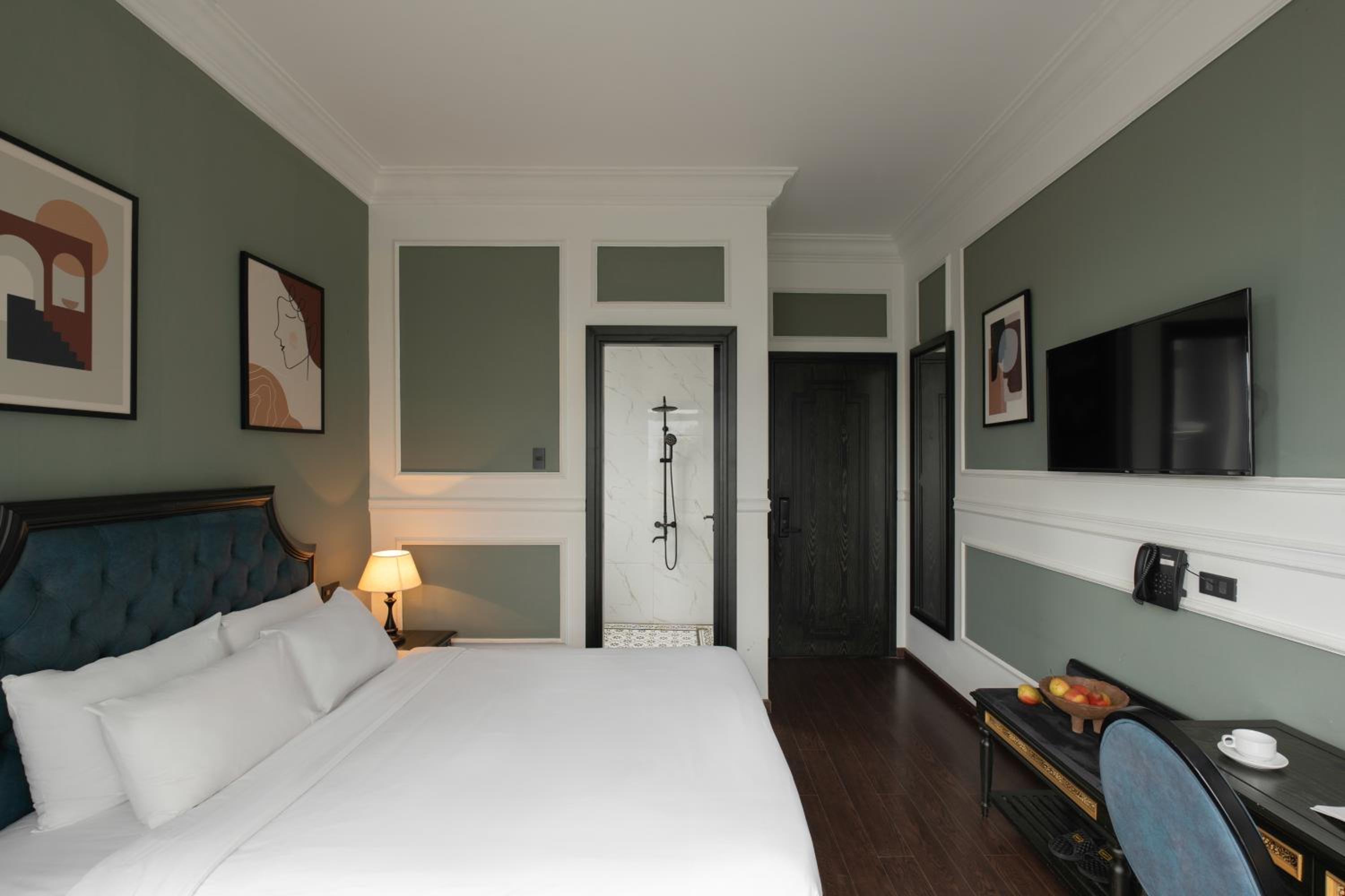 Deluxe Double Room with Balcony - Photo 13