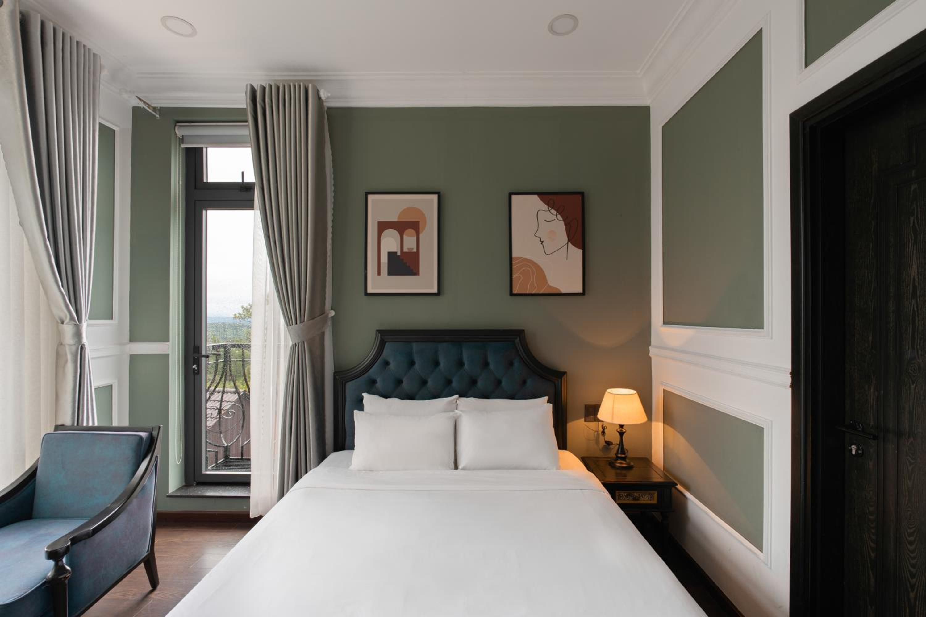 Deluxe Double Room with Balcony - Photo 14