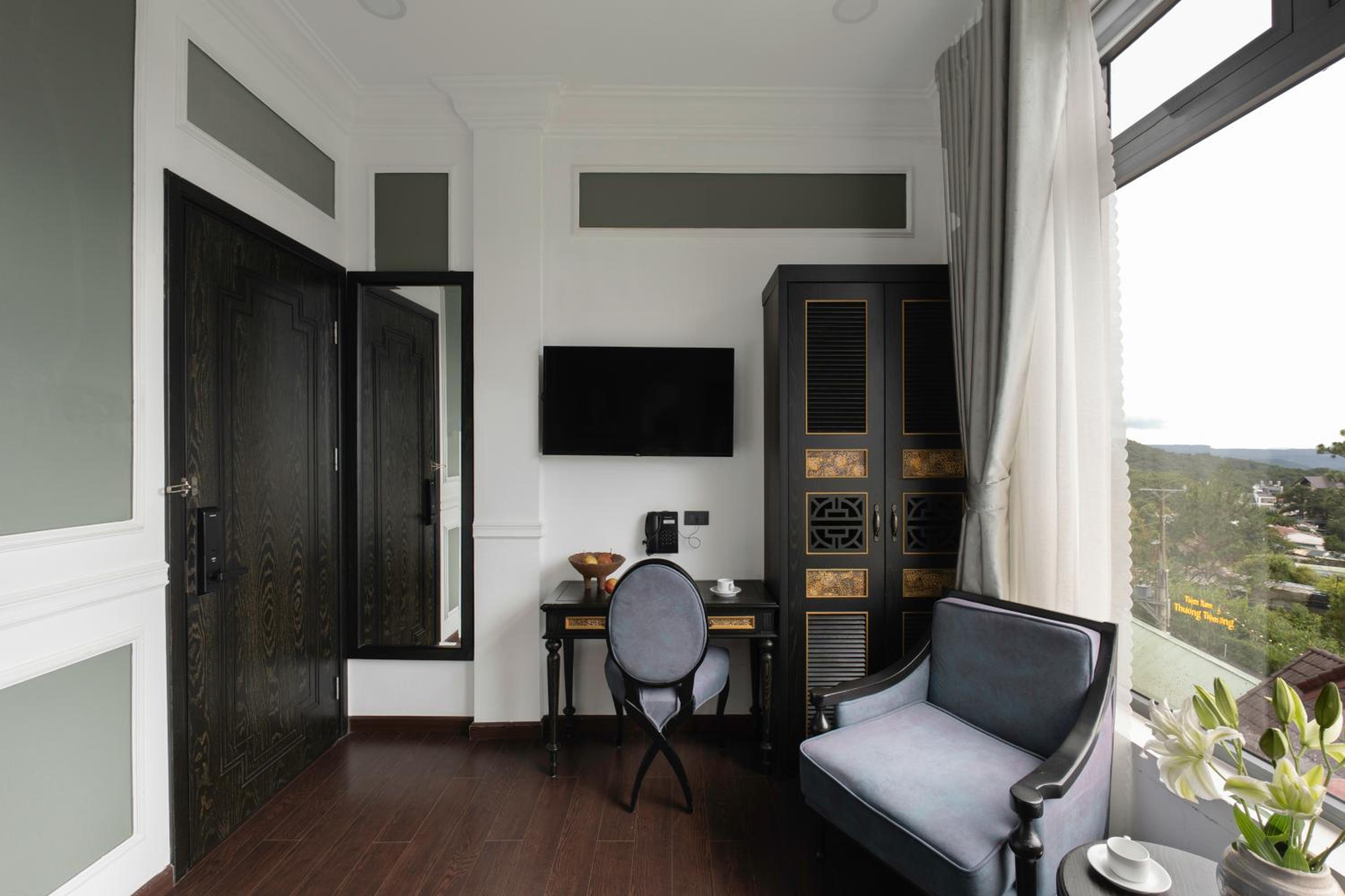 Deluxe Double Room with Balcony - Photo 8