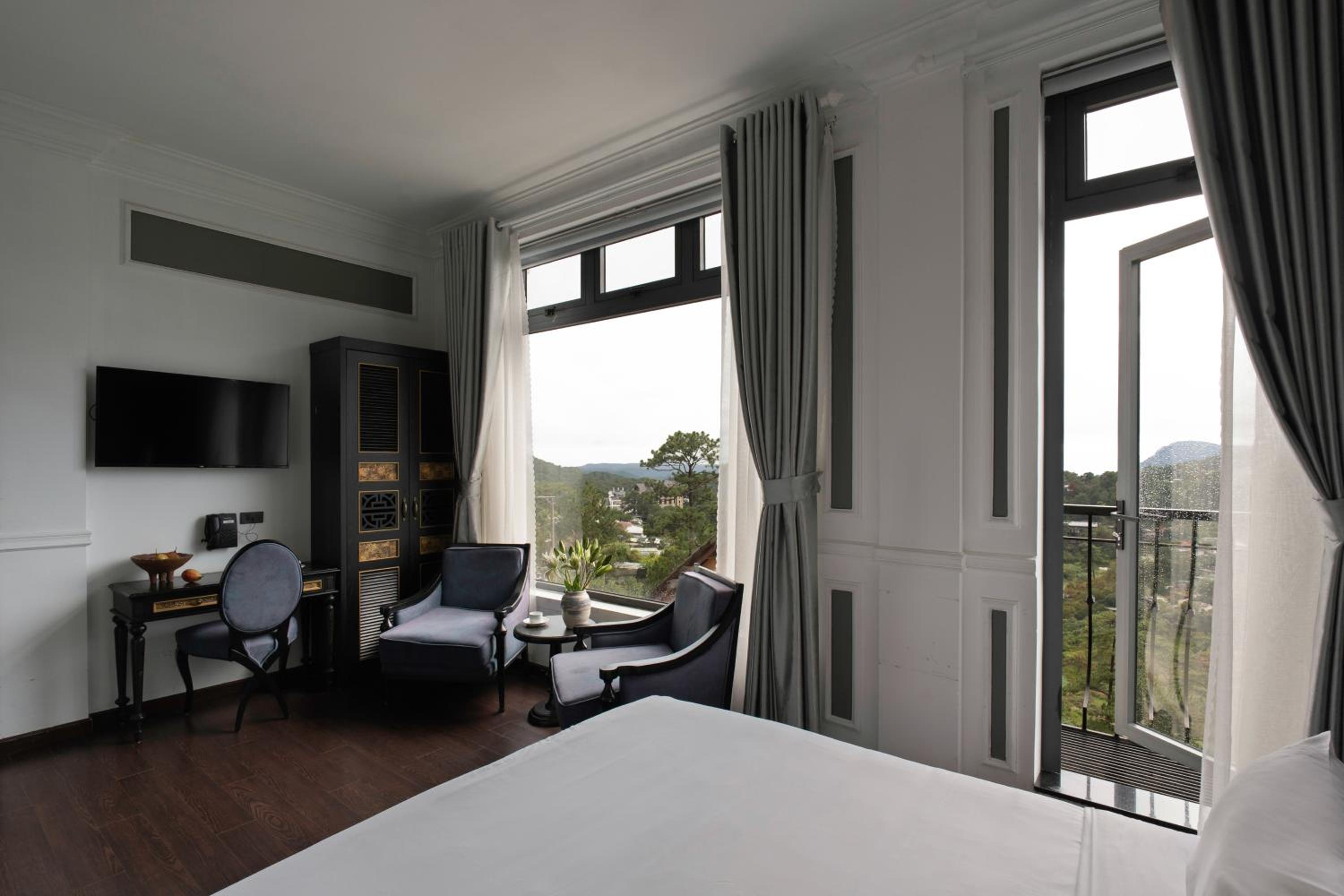Deluxe Double Room with Balcony - Photo 9