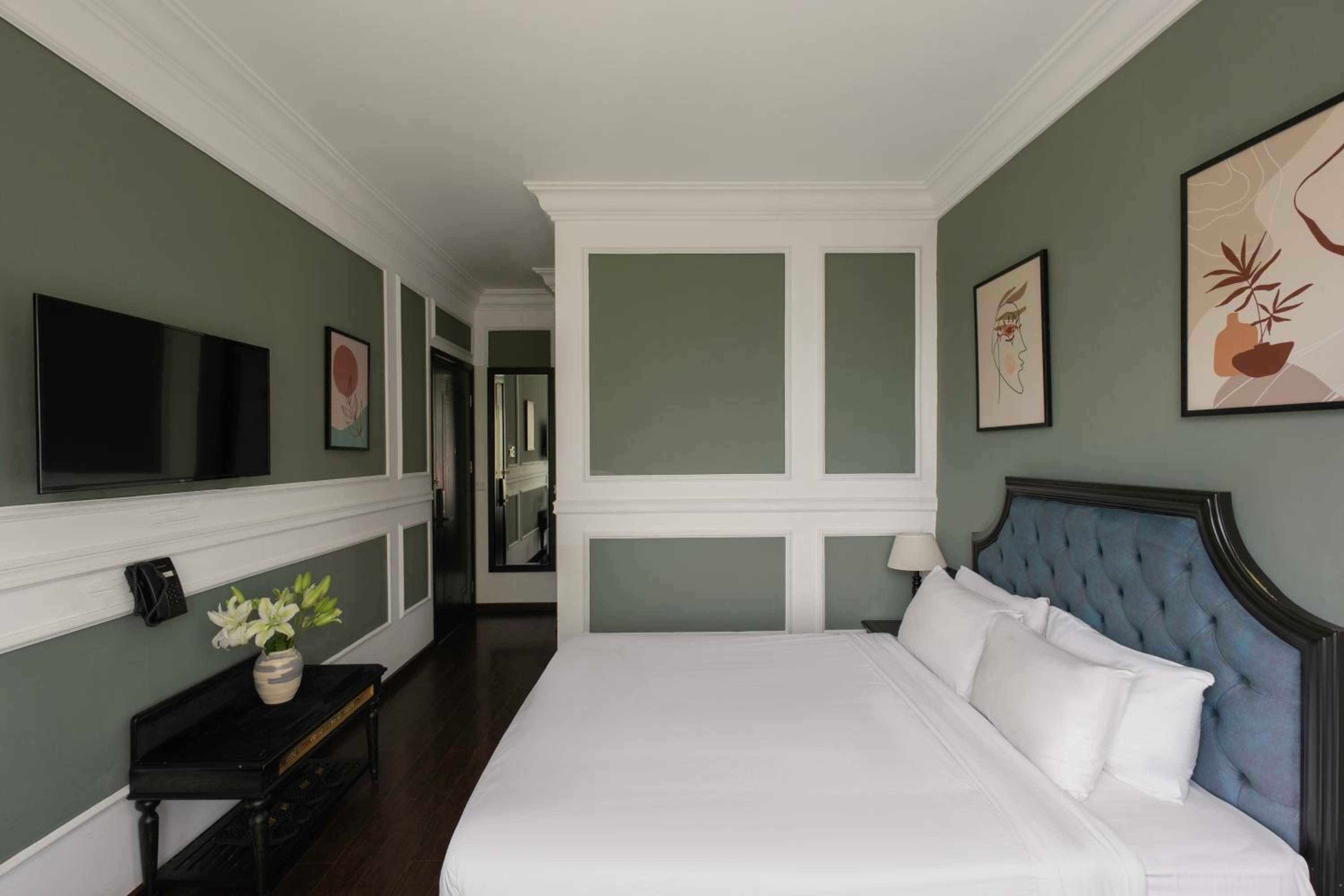 Deluxe Double Room with Balcony - Photo 6