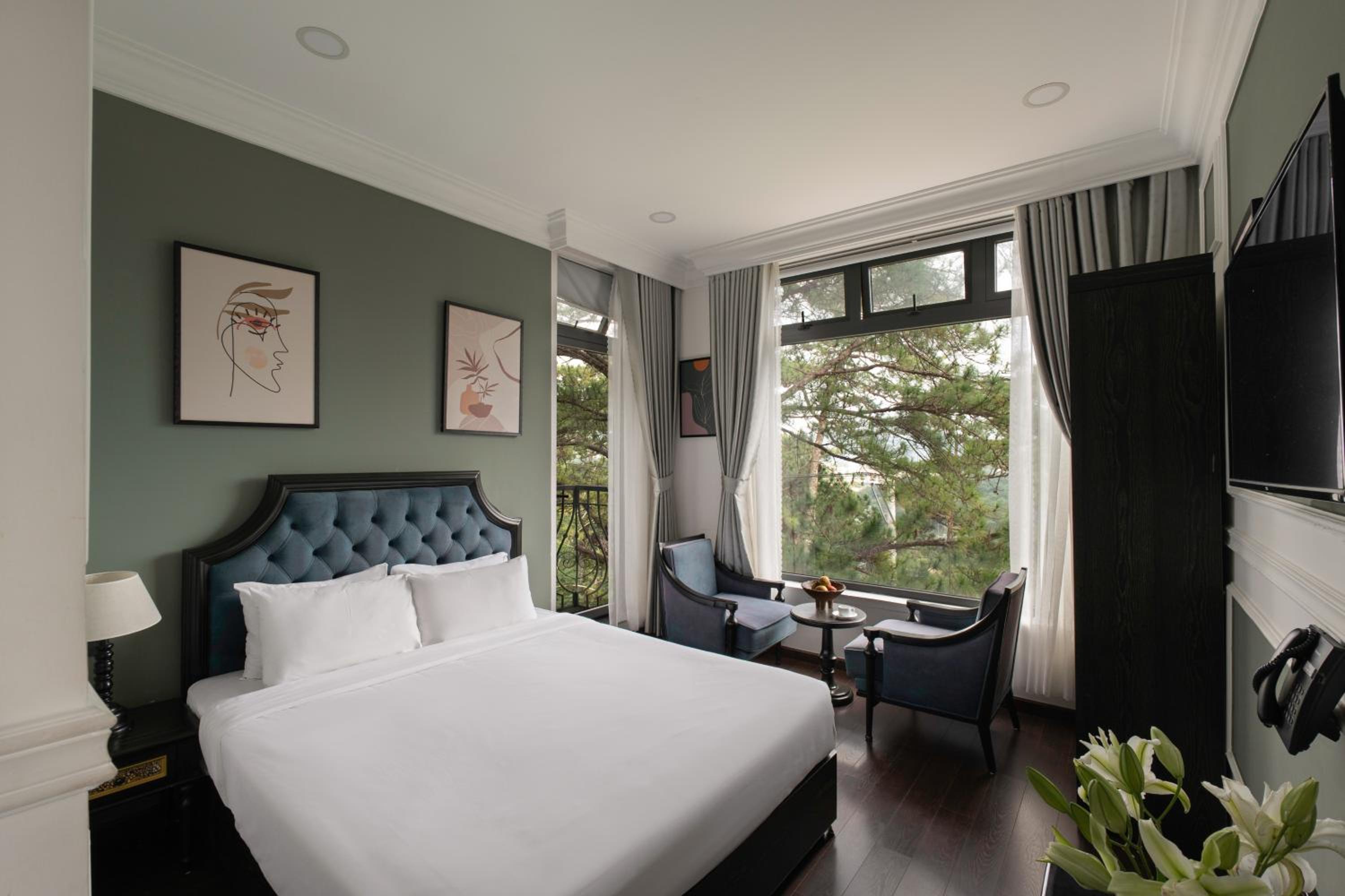 Deluxe Double Room with Balcony - Photo 5