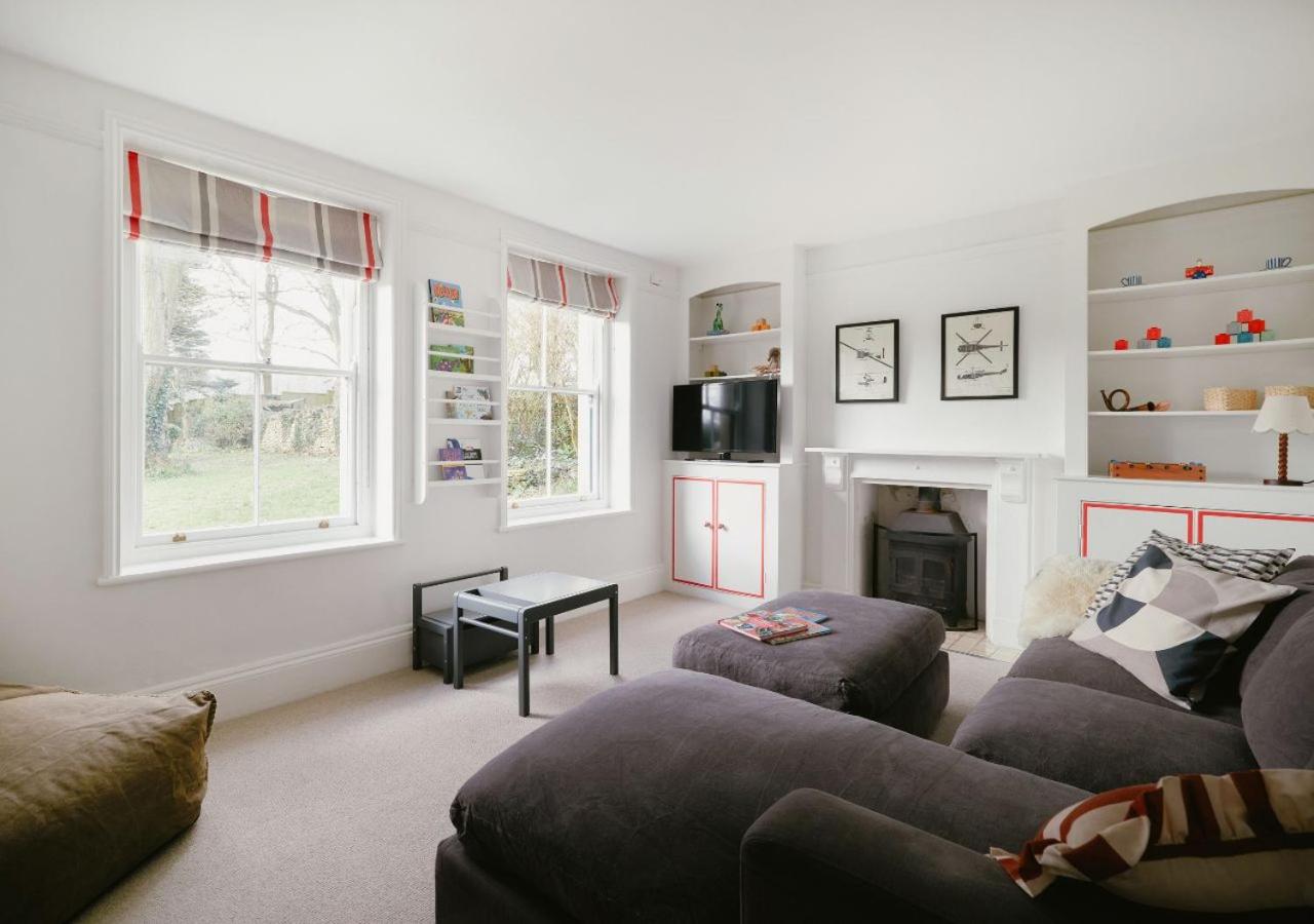 Five-Bedroom House photo 1