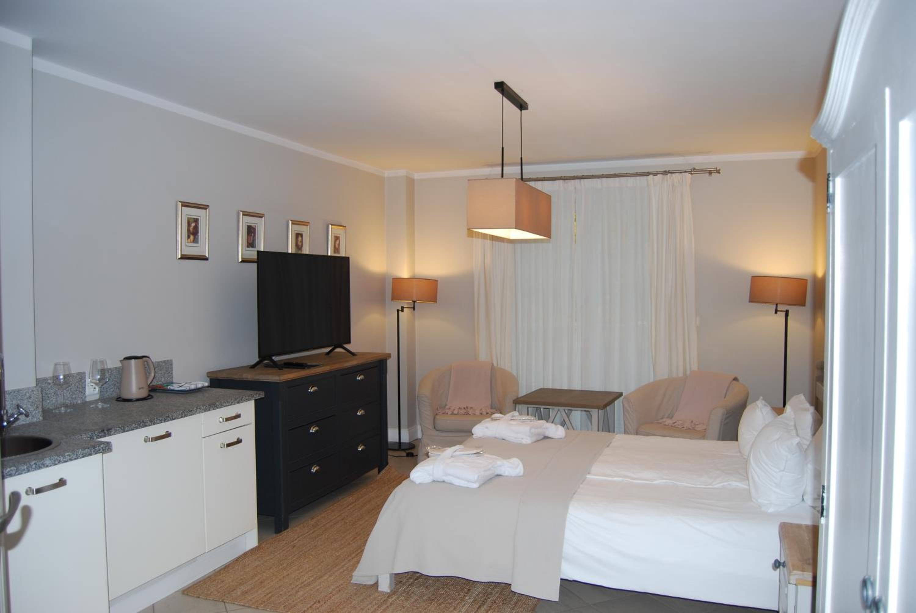 Double Room with Balcony thumbnail 5