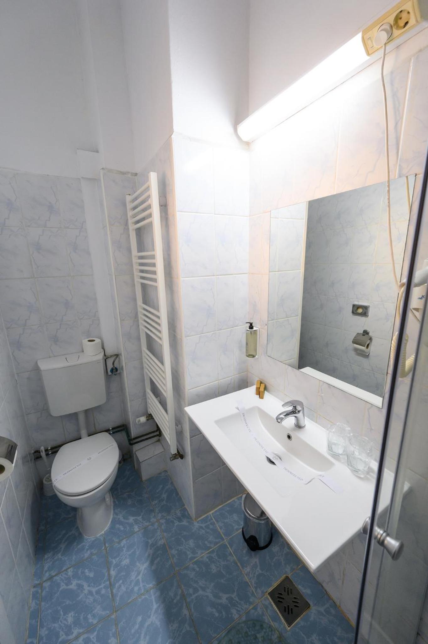 Twin Room - Photo 12