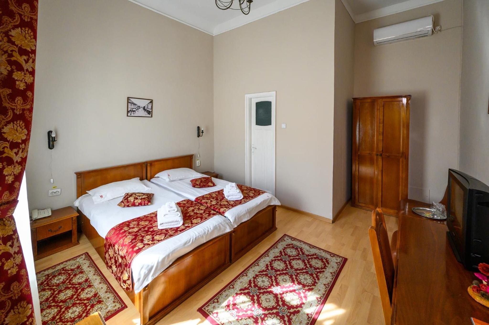 Twin Room - Photo 13