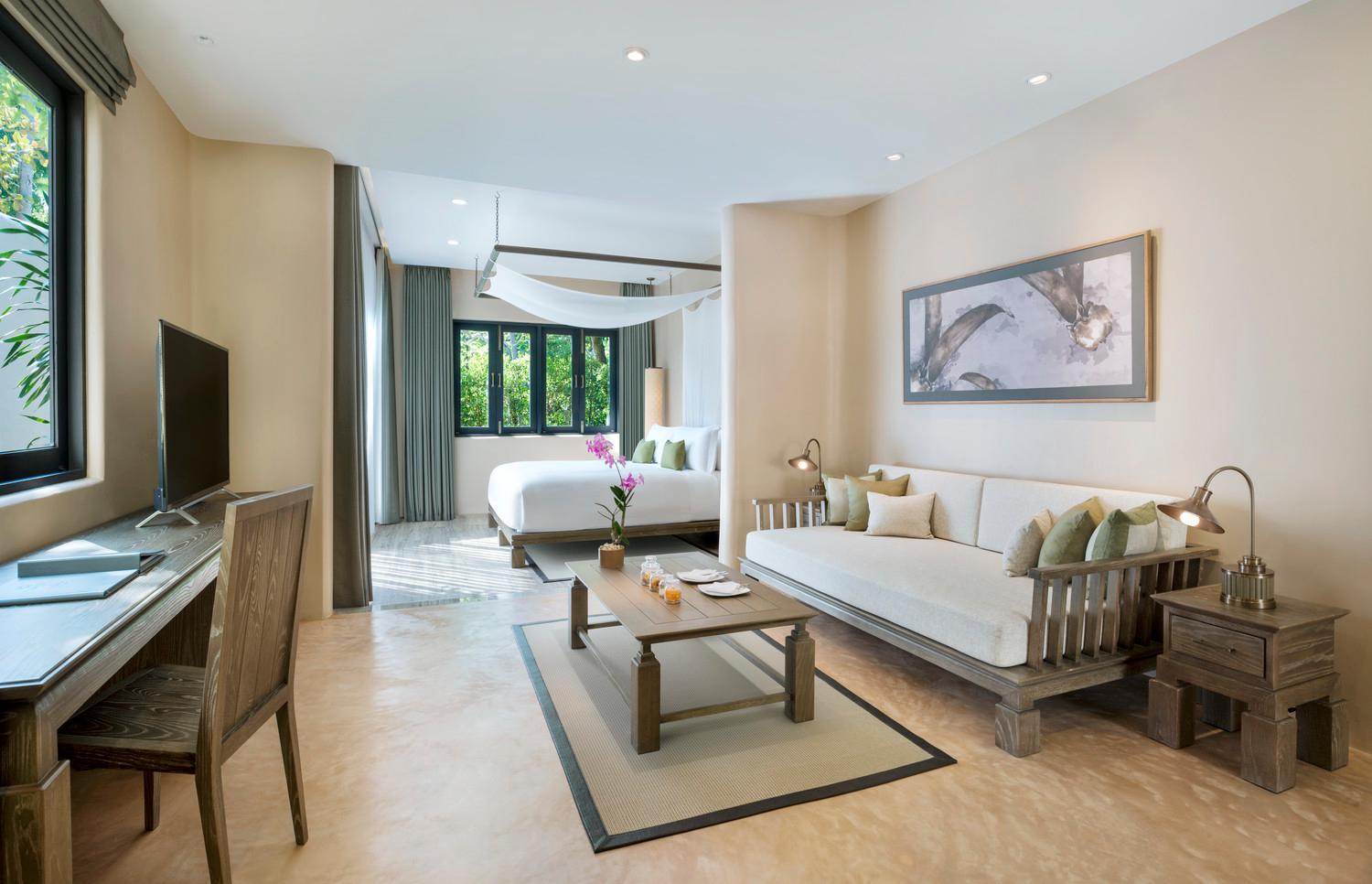 Grand Deluxe, Guest Room, 1 King, Sofa Bed photo 2