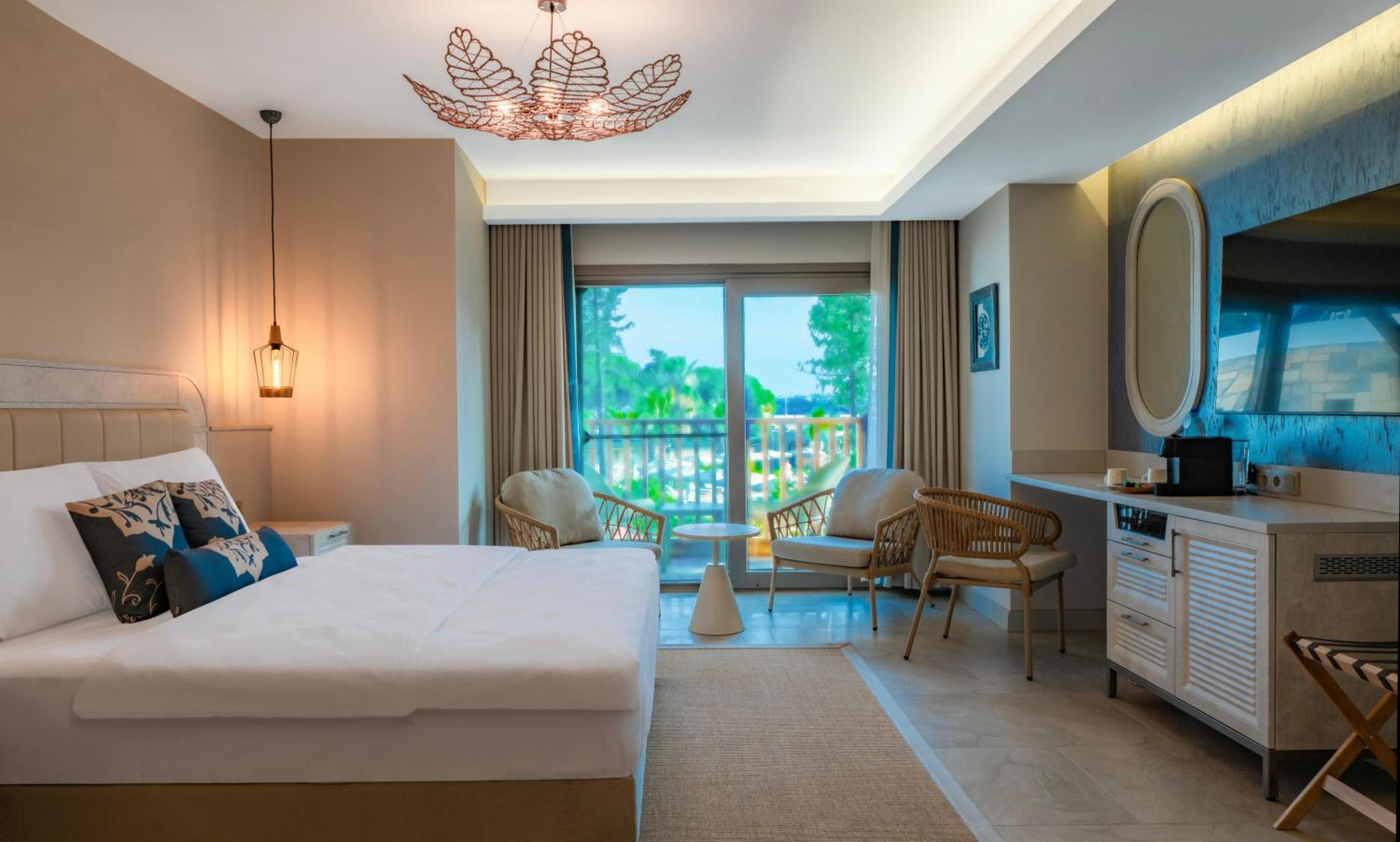 Double or Twin Room with Partial Sea View photo 2