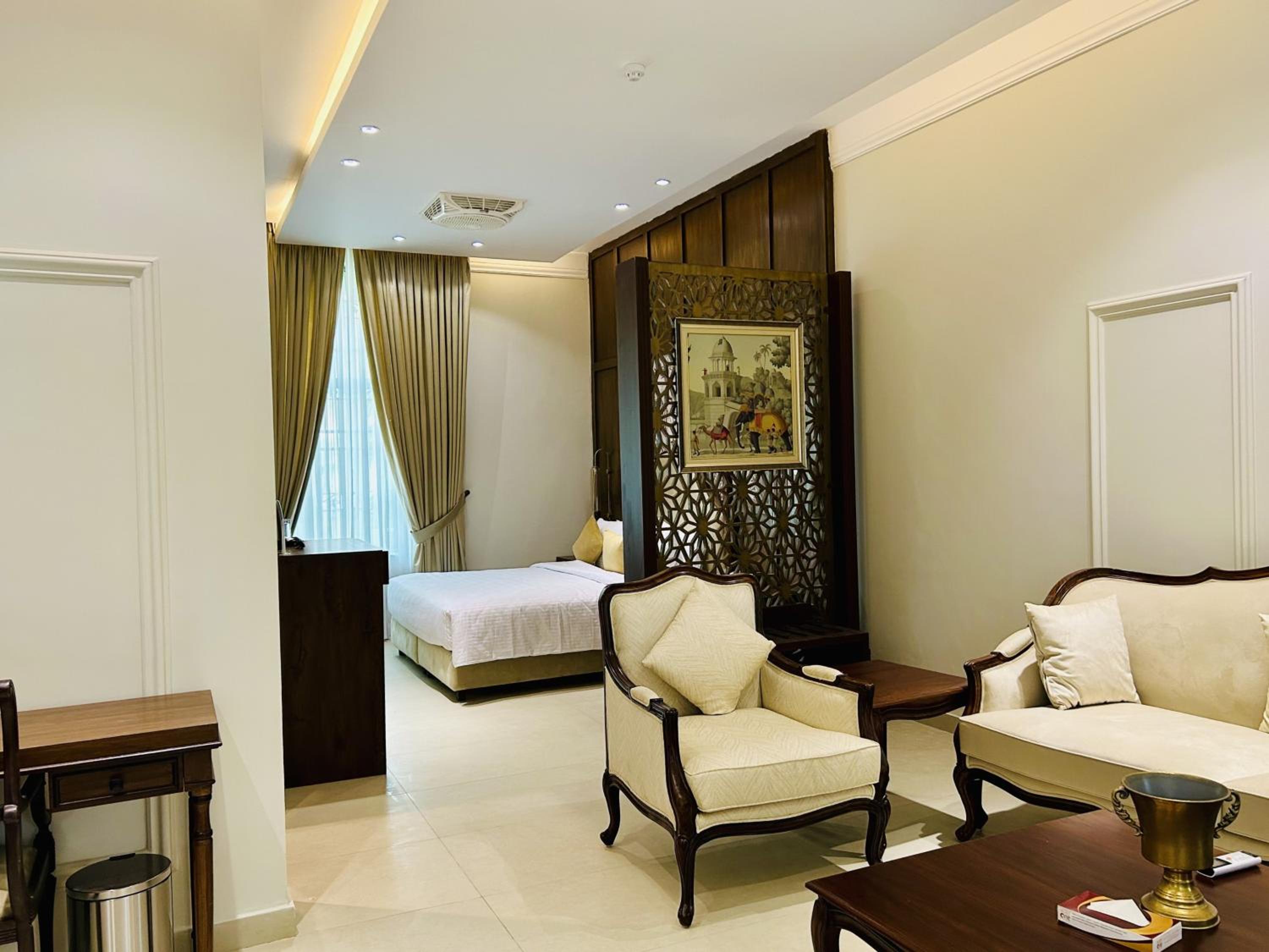 Deluxe King Room photo 1