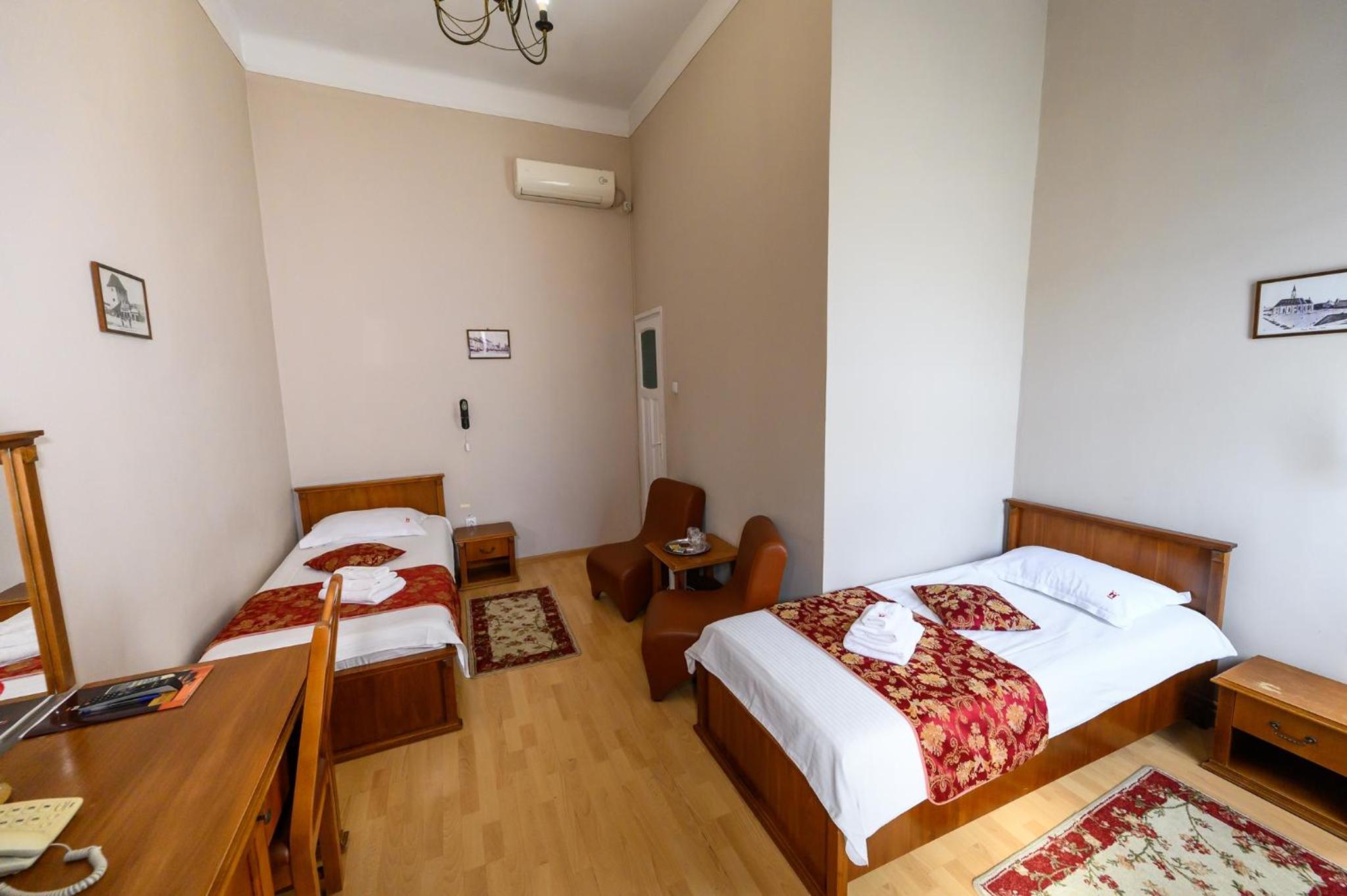 Twin Room - Photo 11