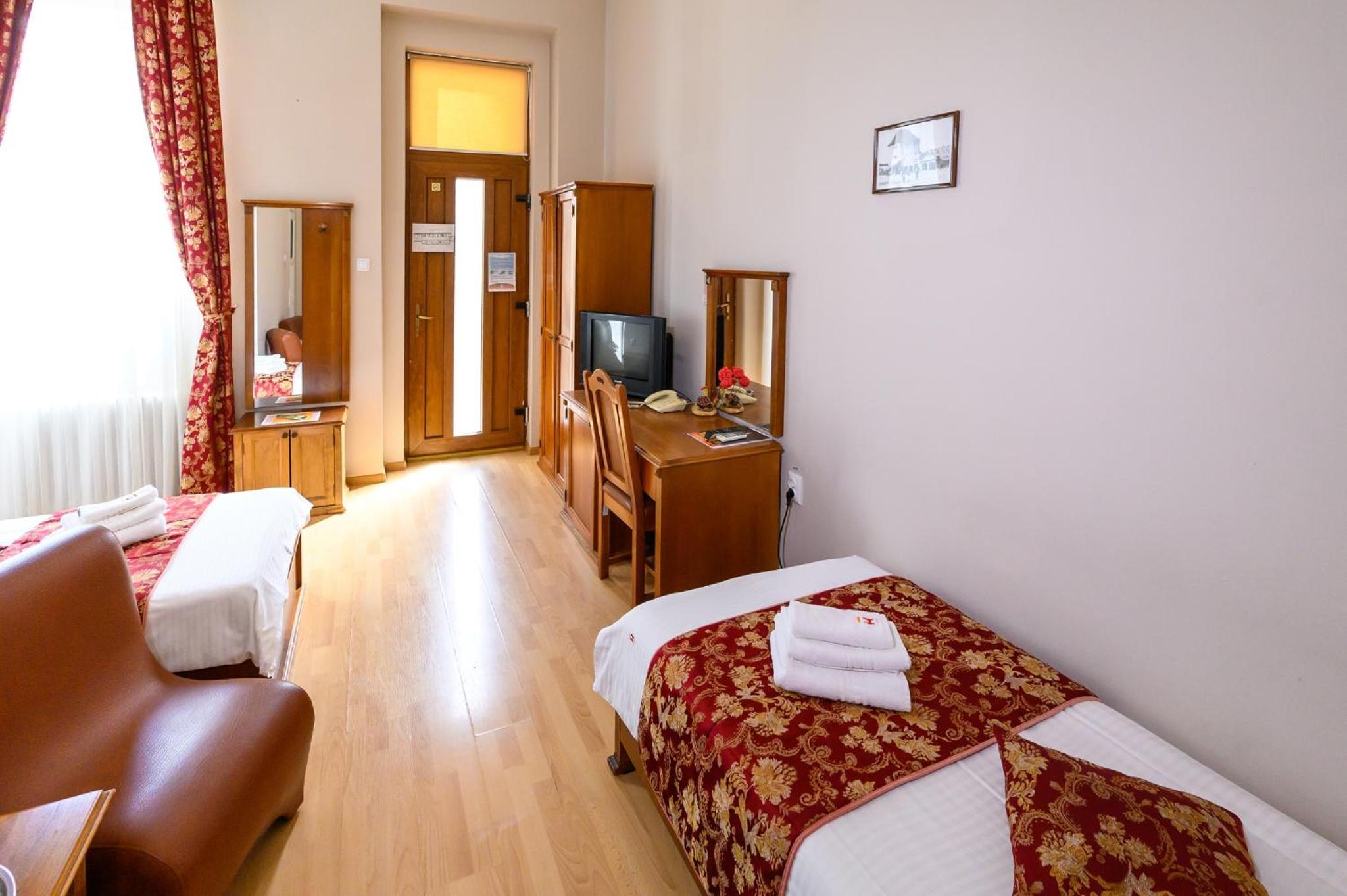 Twin Room - Photo 15