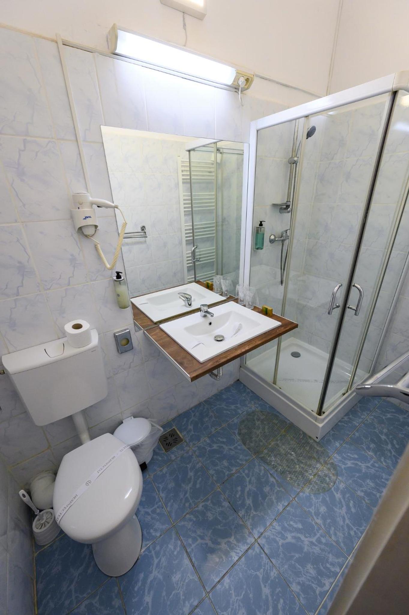 Twin Room - Photo 16