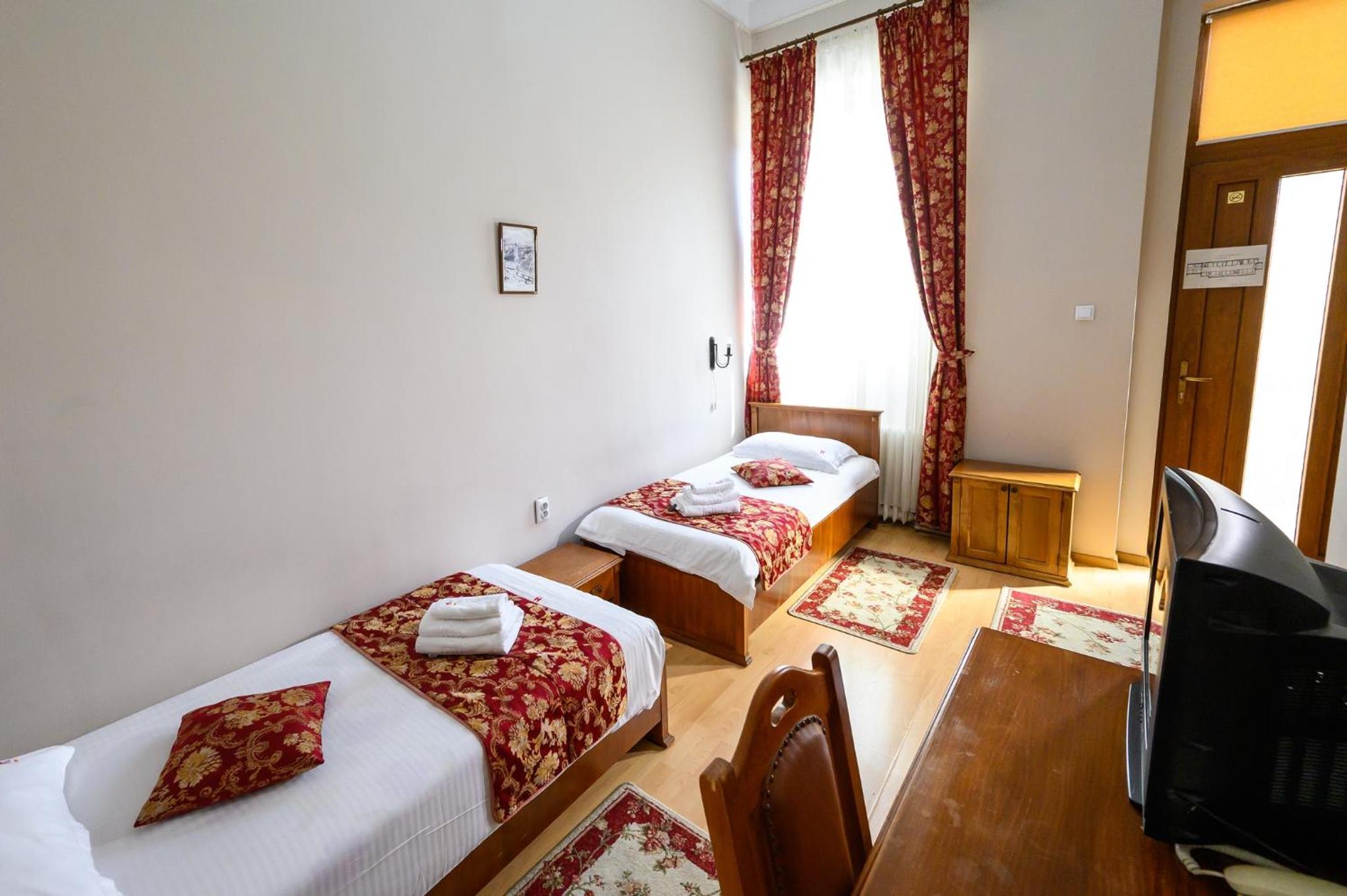 Twin Room - Photo 18