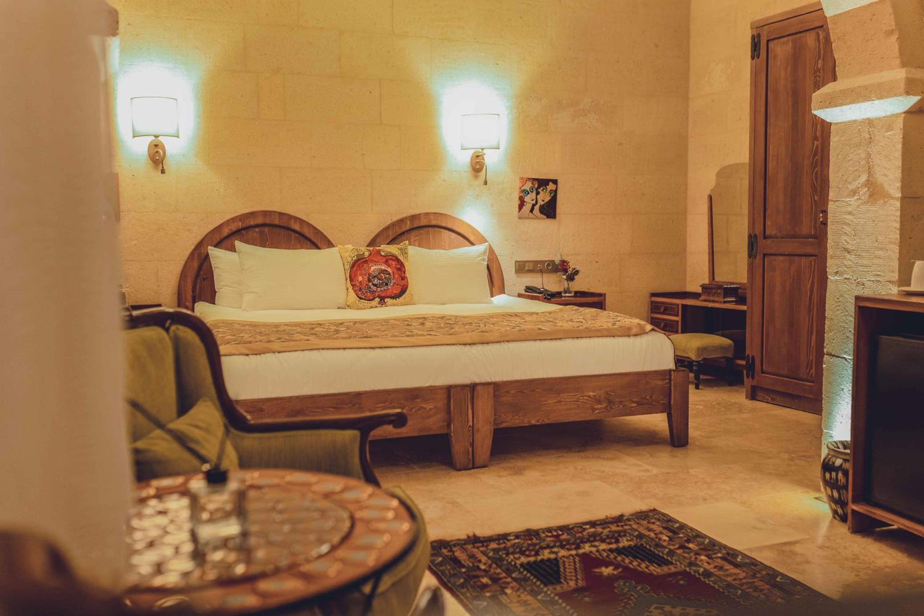 Deluxe King Room - Photo 7