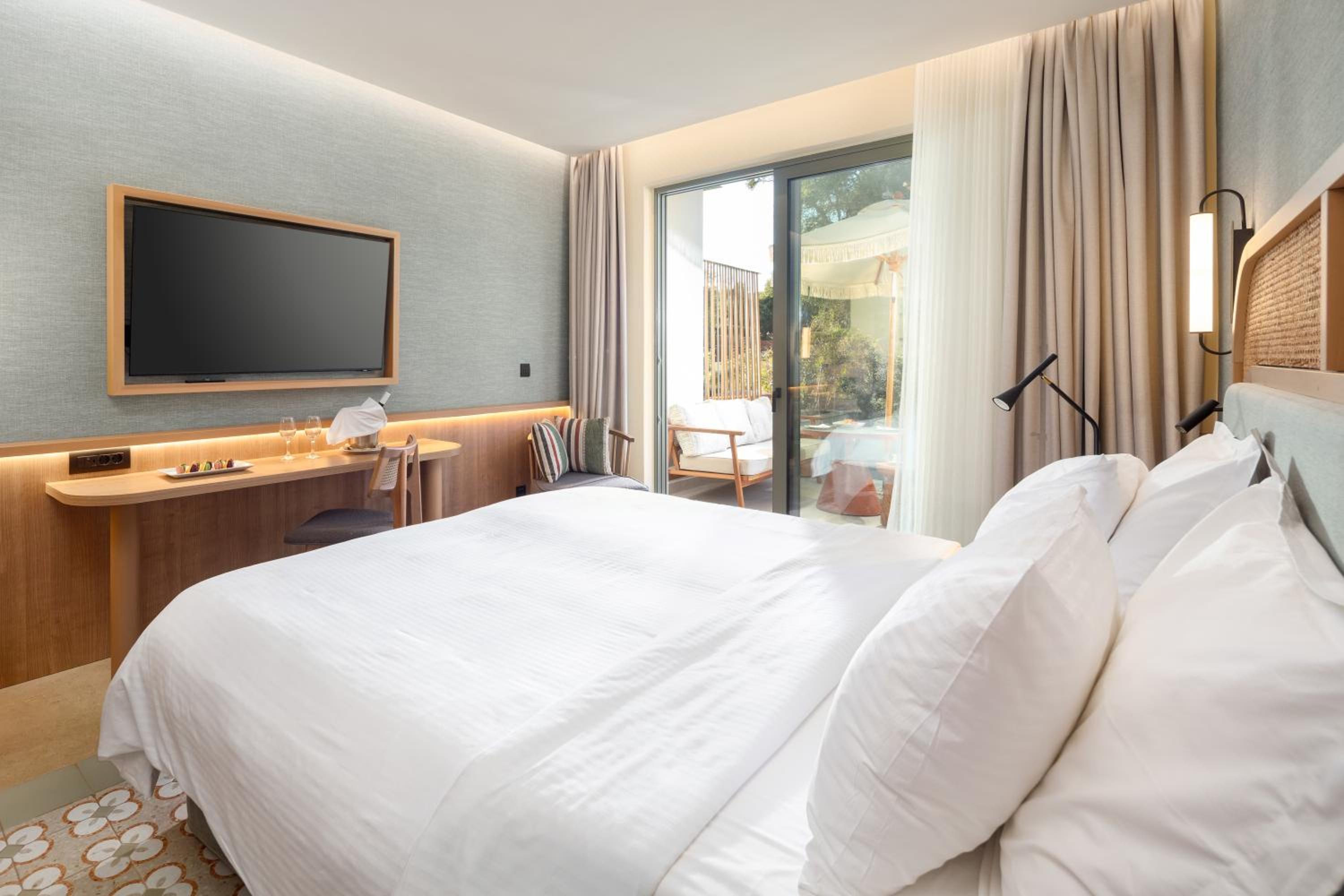 Deluxe Double or Twin Room with Pool Access