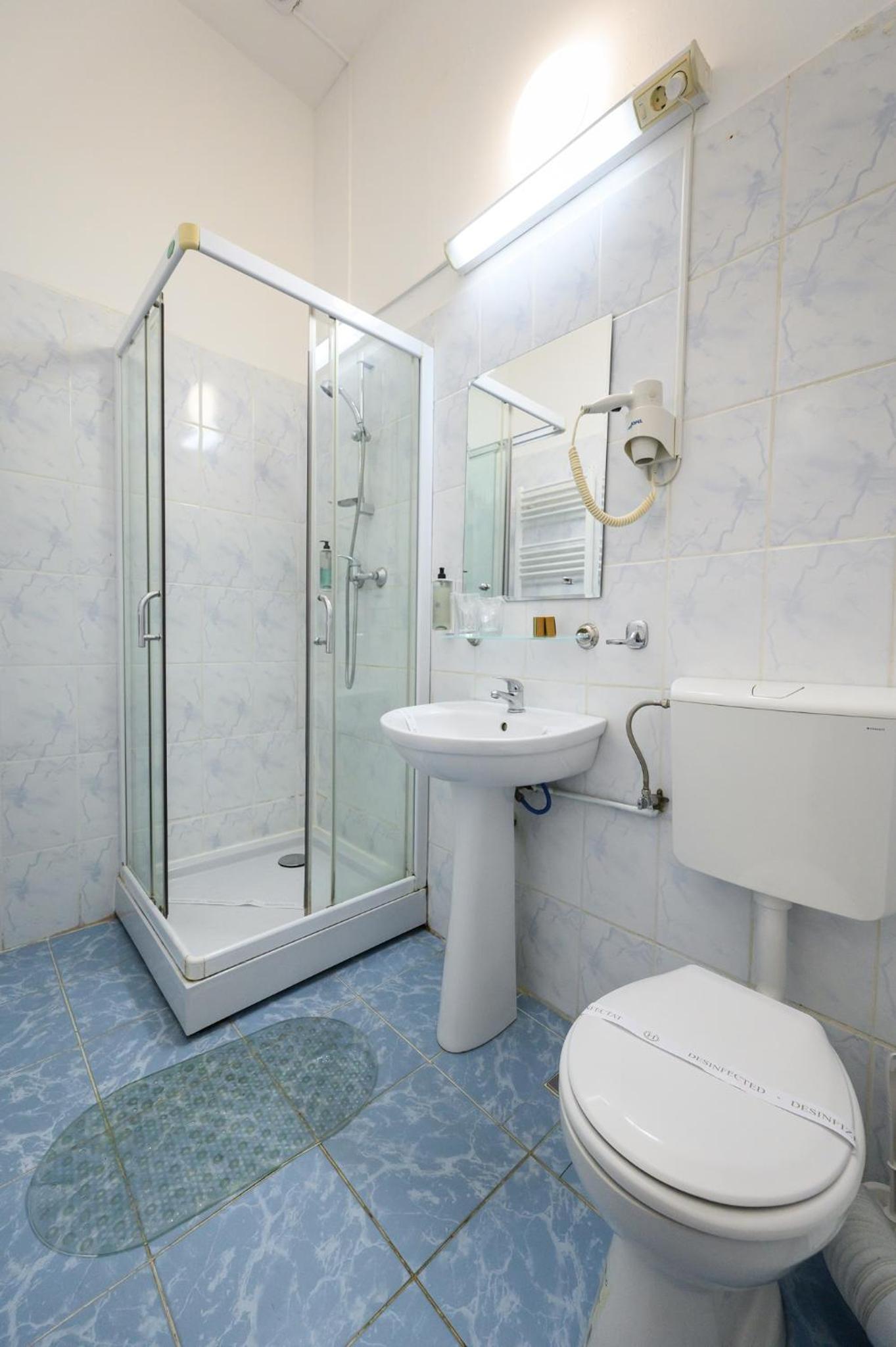 Twin Room - Photo 19