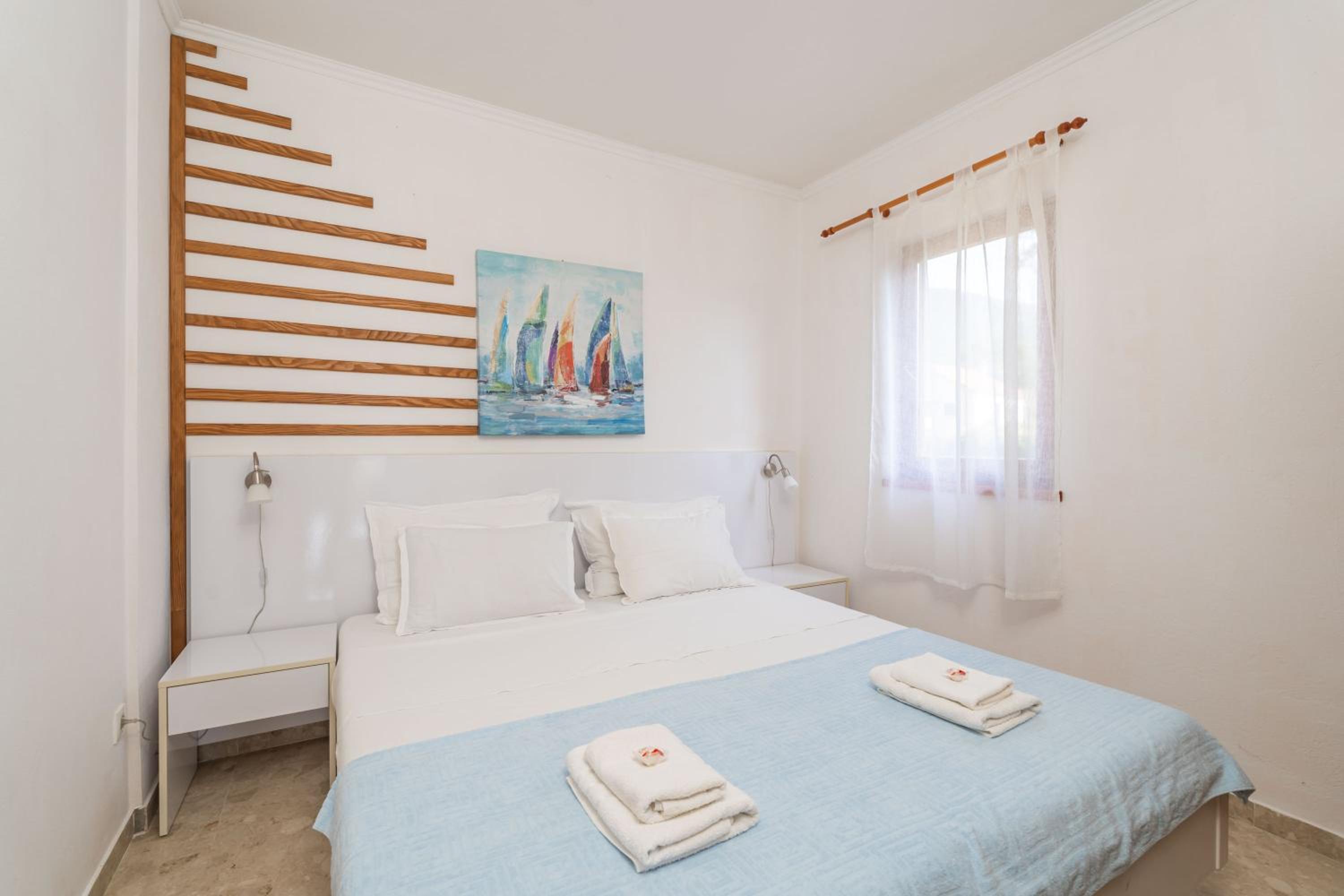 Six-Bedroom Holiday Home with Terrace and Swimming Pool photo 1