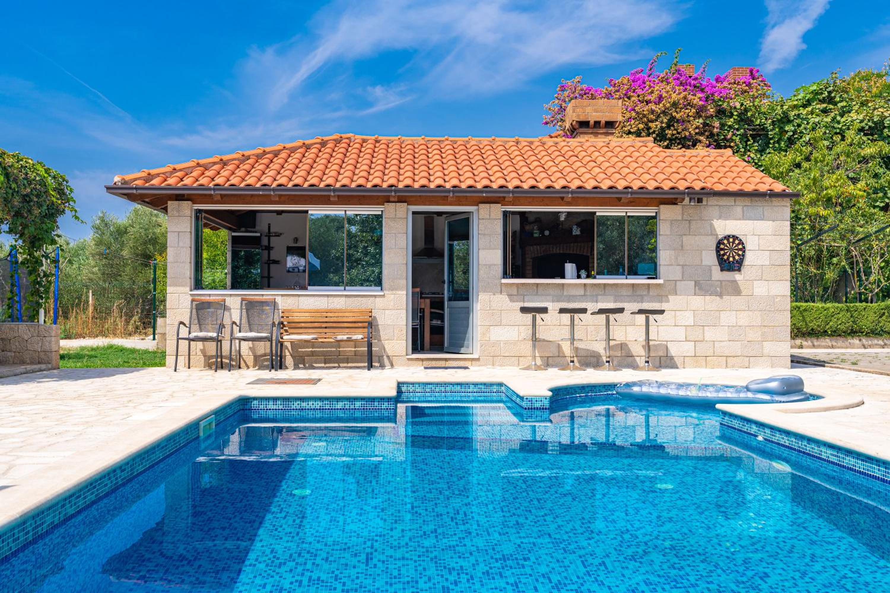 Six-Bedroom Holiday Home with Terrace and Swimming Pool photo 3