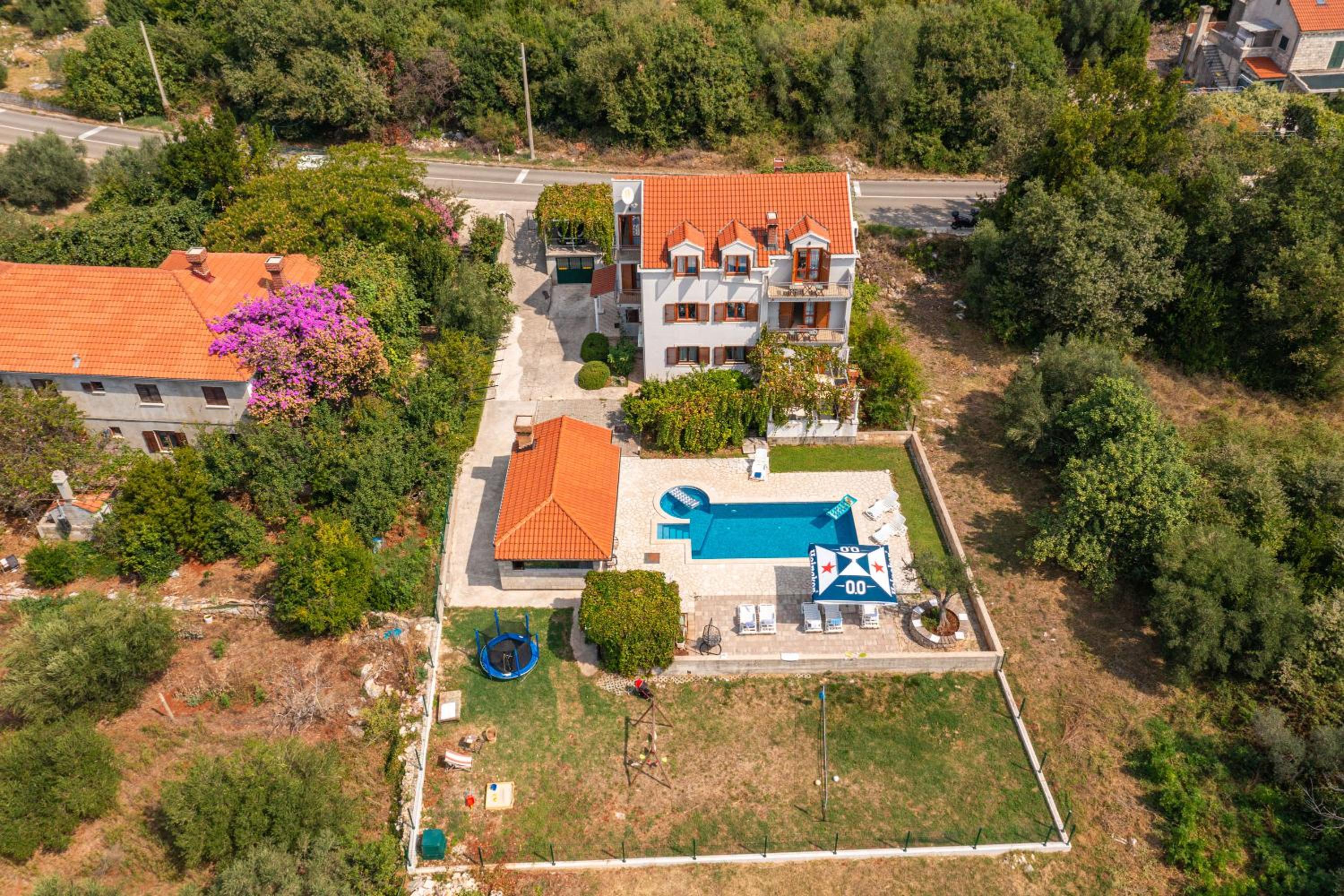 Six-Bedroom Holiday Home with Terrace and Swimming Pool photo 2