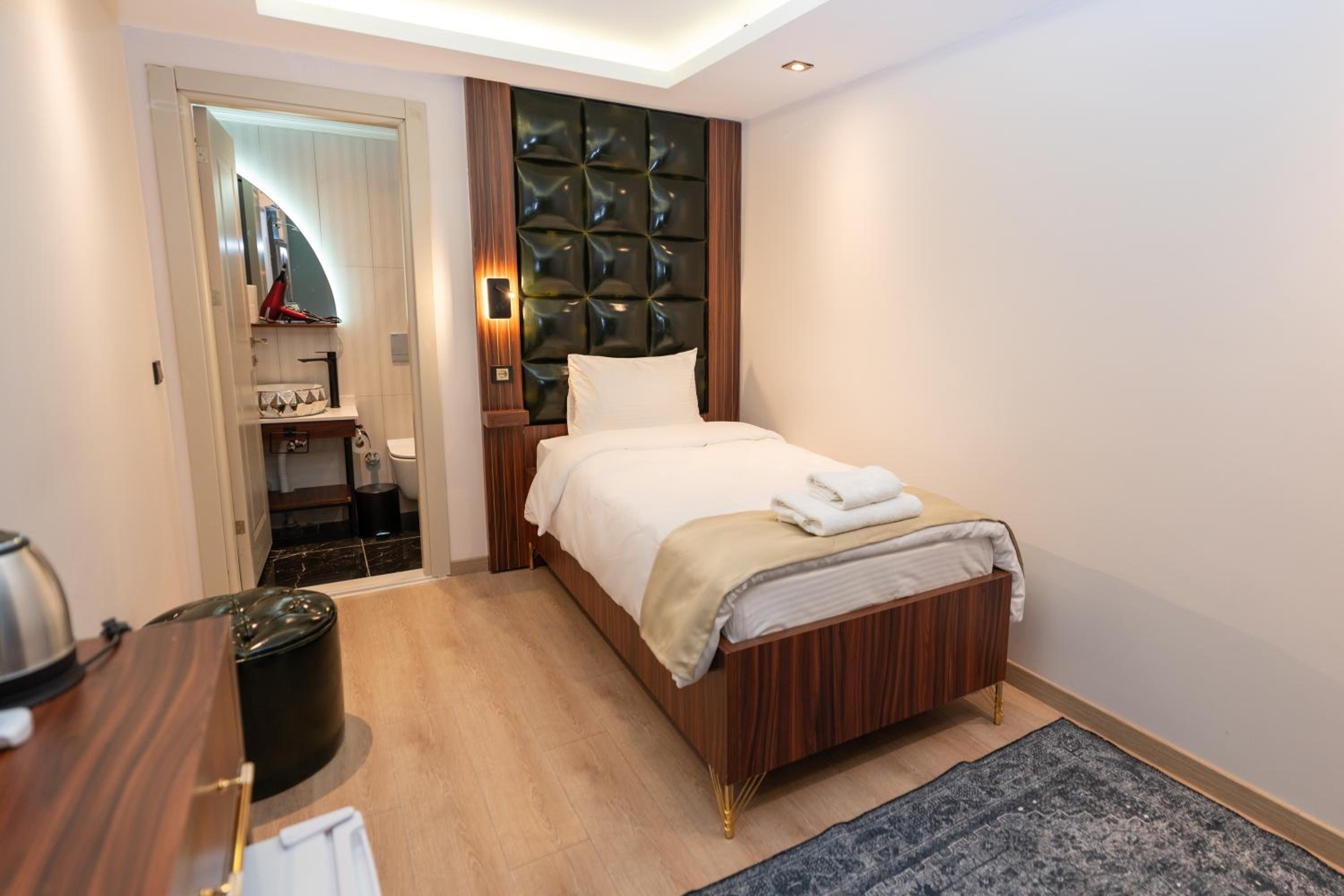 Single Room with Bathroom photo 2