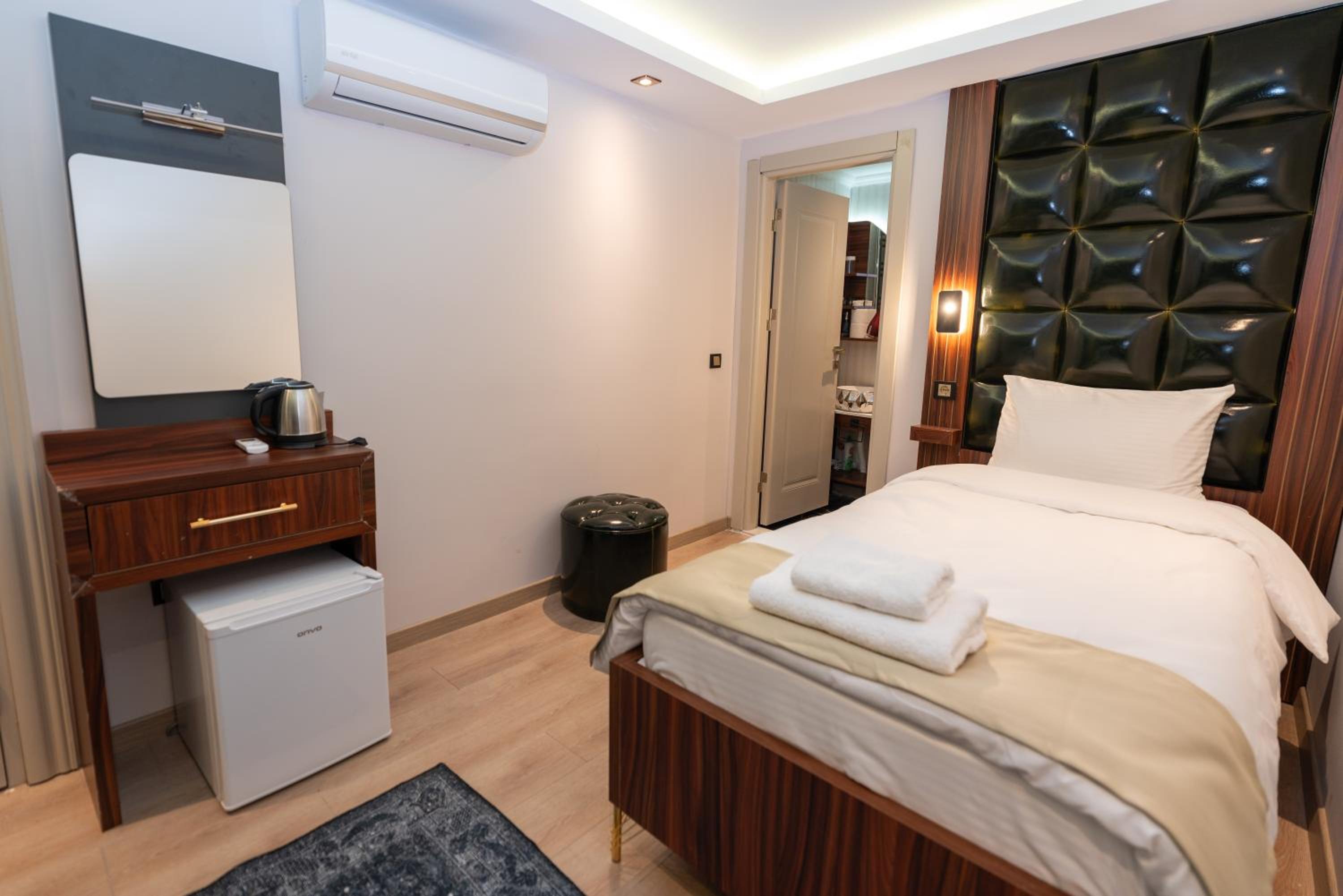 Single Room with Bathroom photo 1