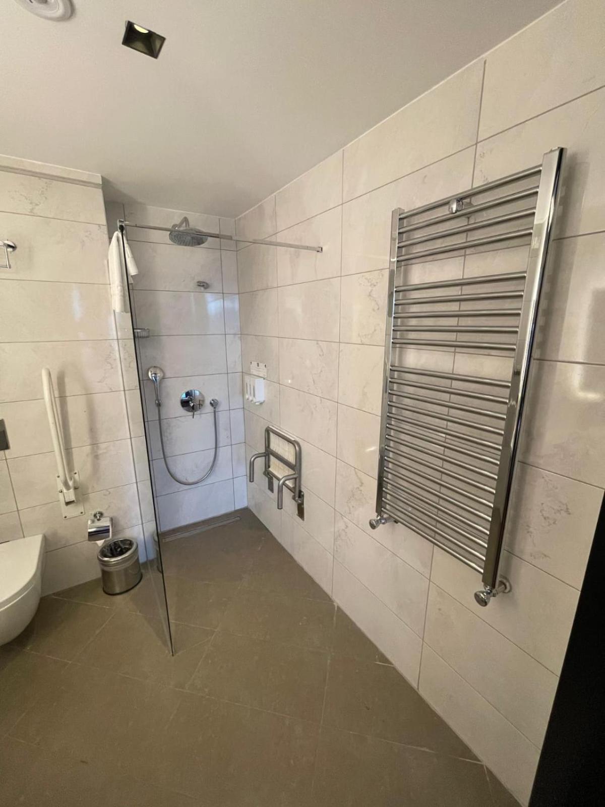 Budget Double Or Twin Room thumbnail 6