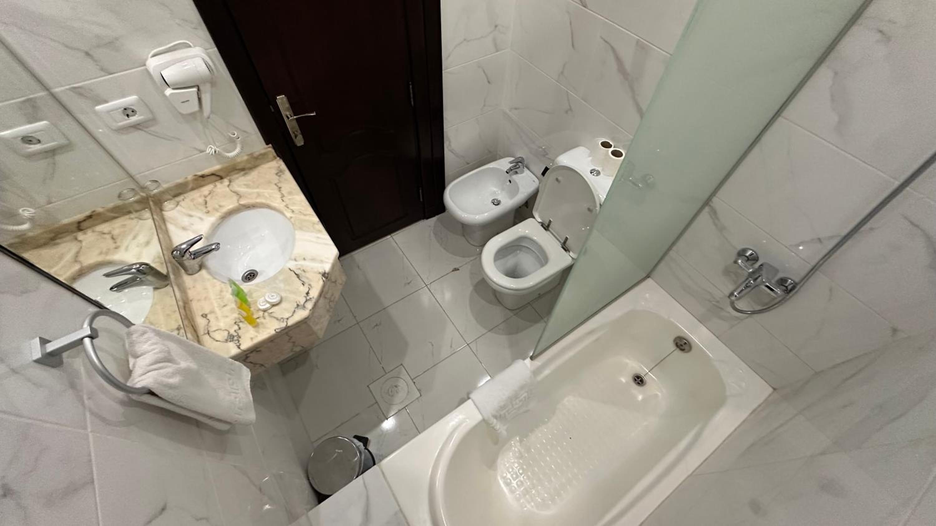 Double Room - Photo 5